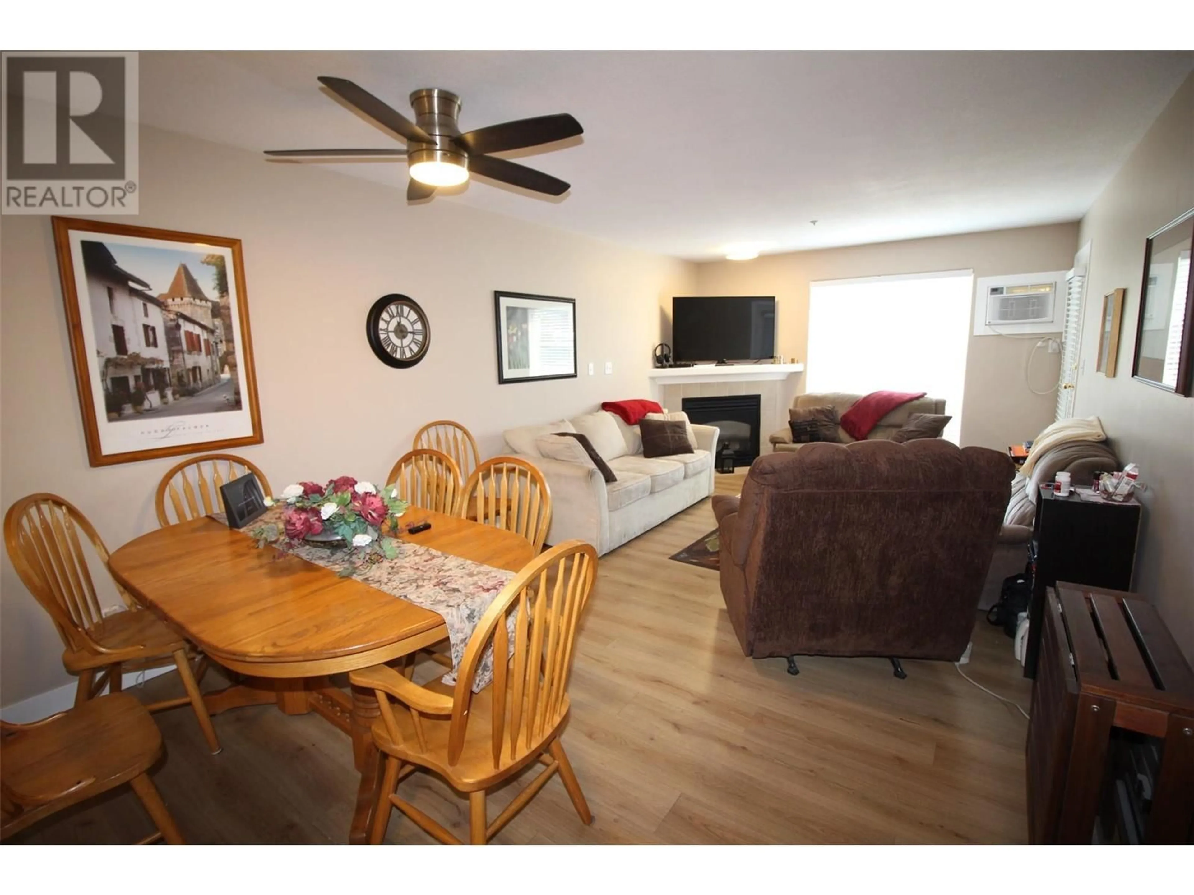 Living room with furniture, wood/laminate floor for 310 - 683 VICTORIA STREET, Kamloops British Columbia V2C2B3