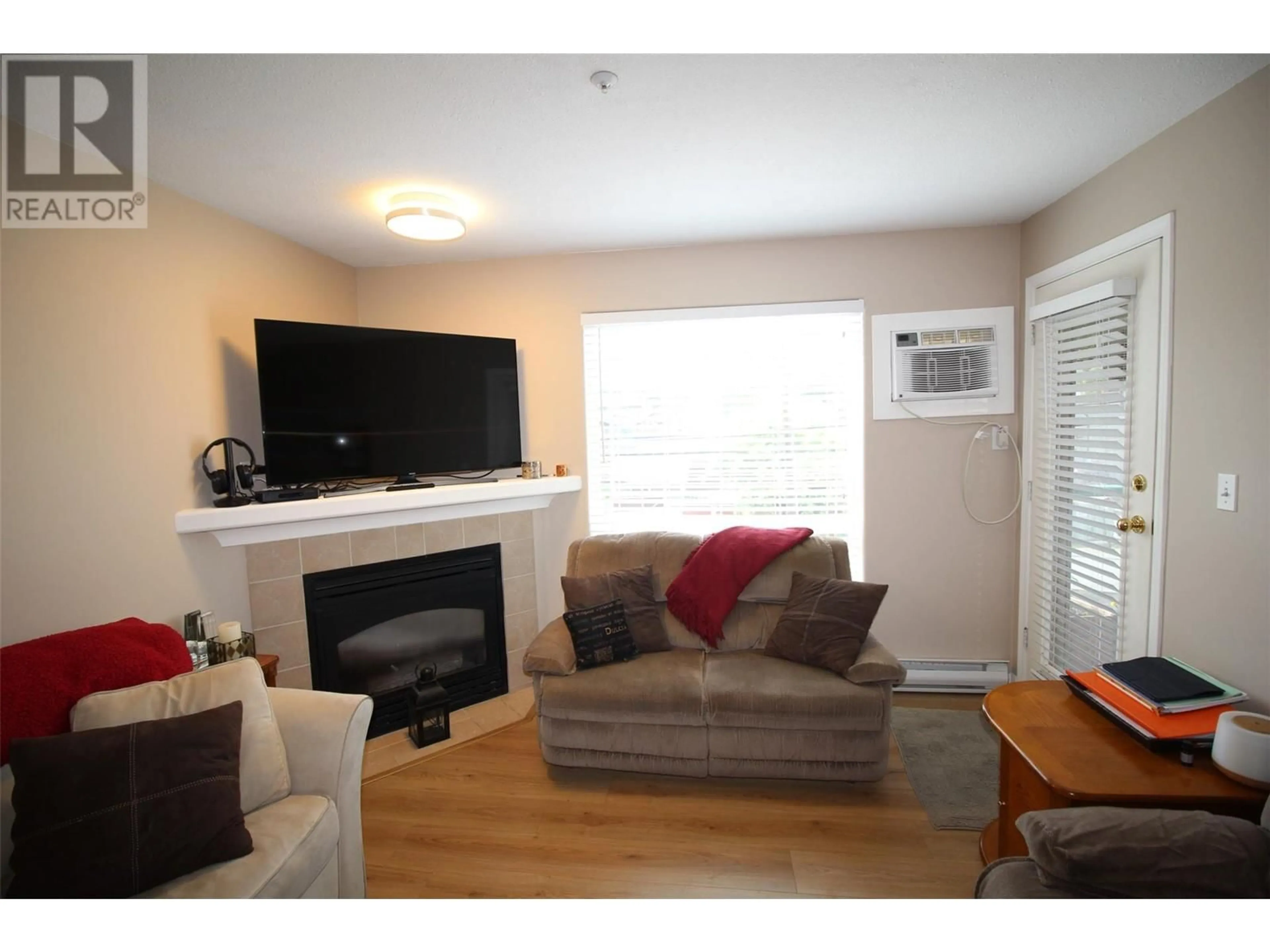 Living room with furniture, wood/laminate floor for 310 - 683 VICTORIA STREET, Kamloops British Columbia V2C2B3