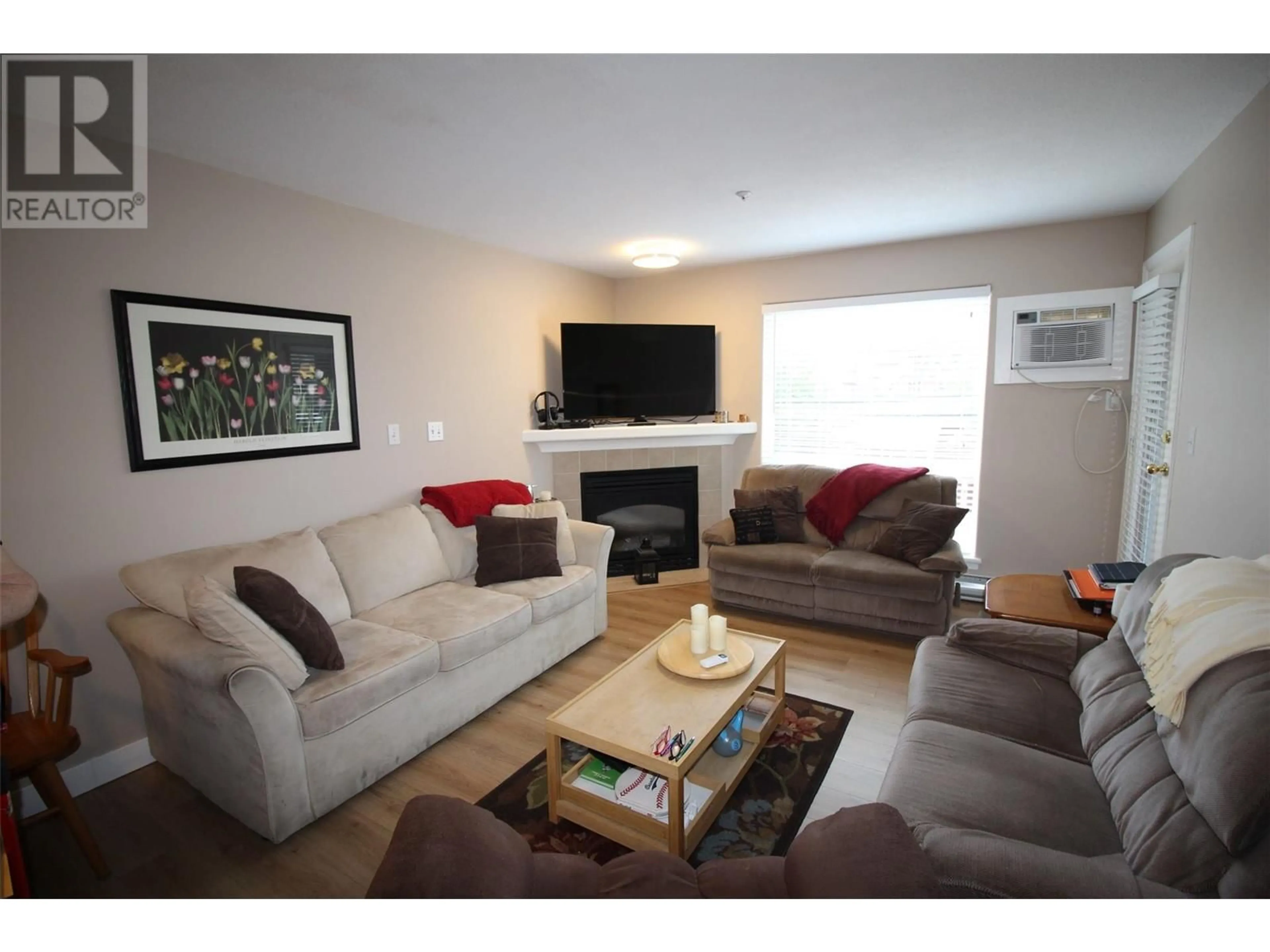 Living room with furniture, wood/laminate floor for 310 - 683 VICTORIA STREET, Kamloops British Columbia V2C2B3