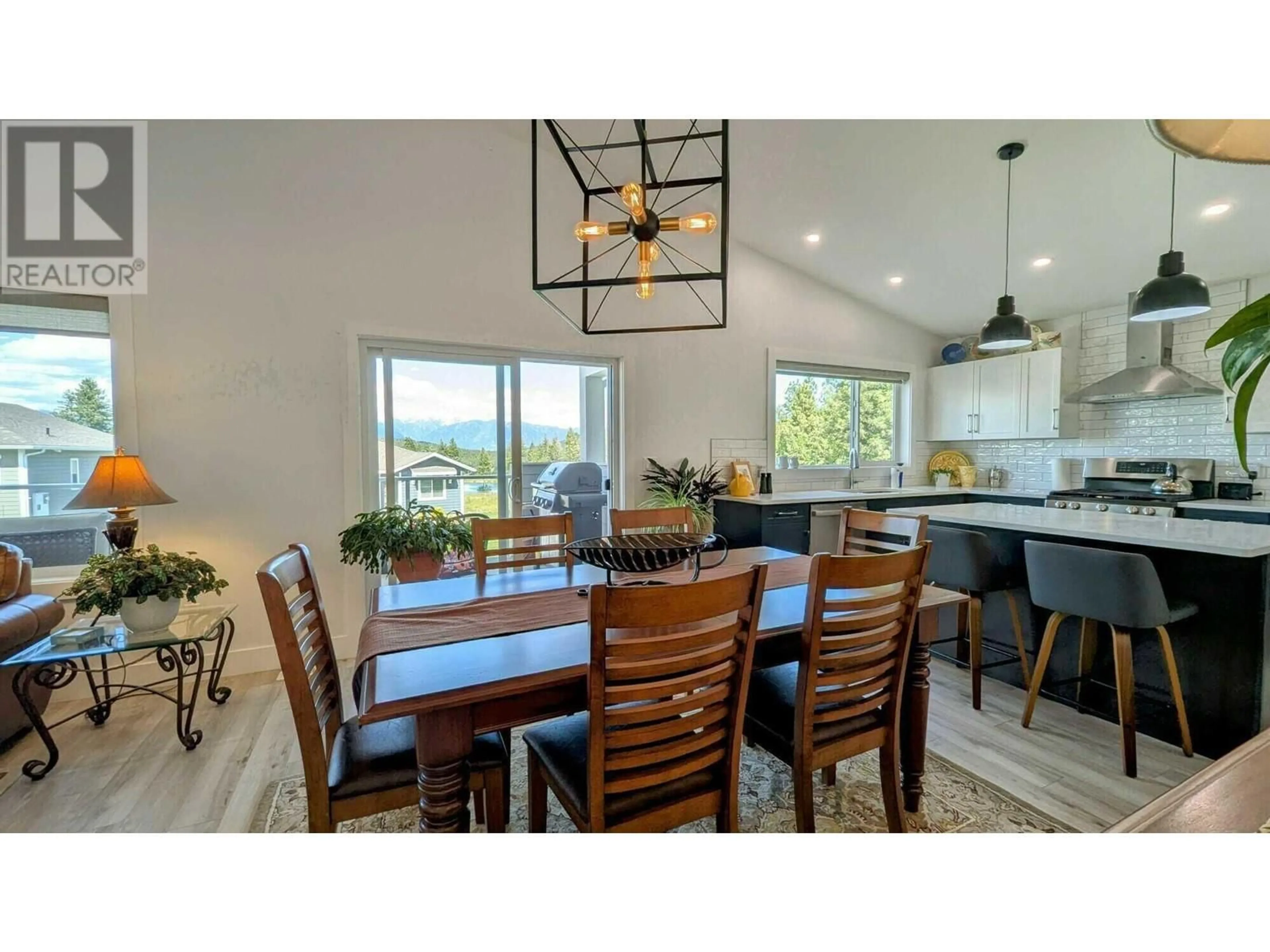 Open concept kitchen, unknown for 301 LEGACY LOOKOUT, Cranbrook British Columbia V1C0E4