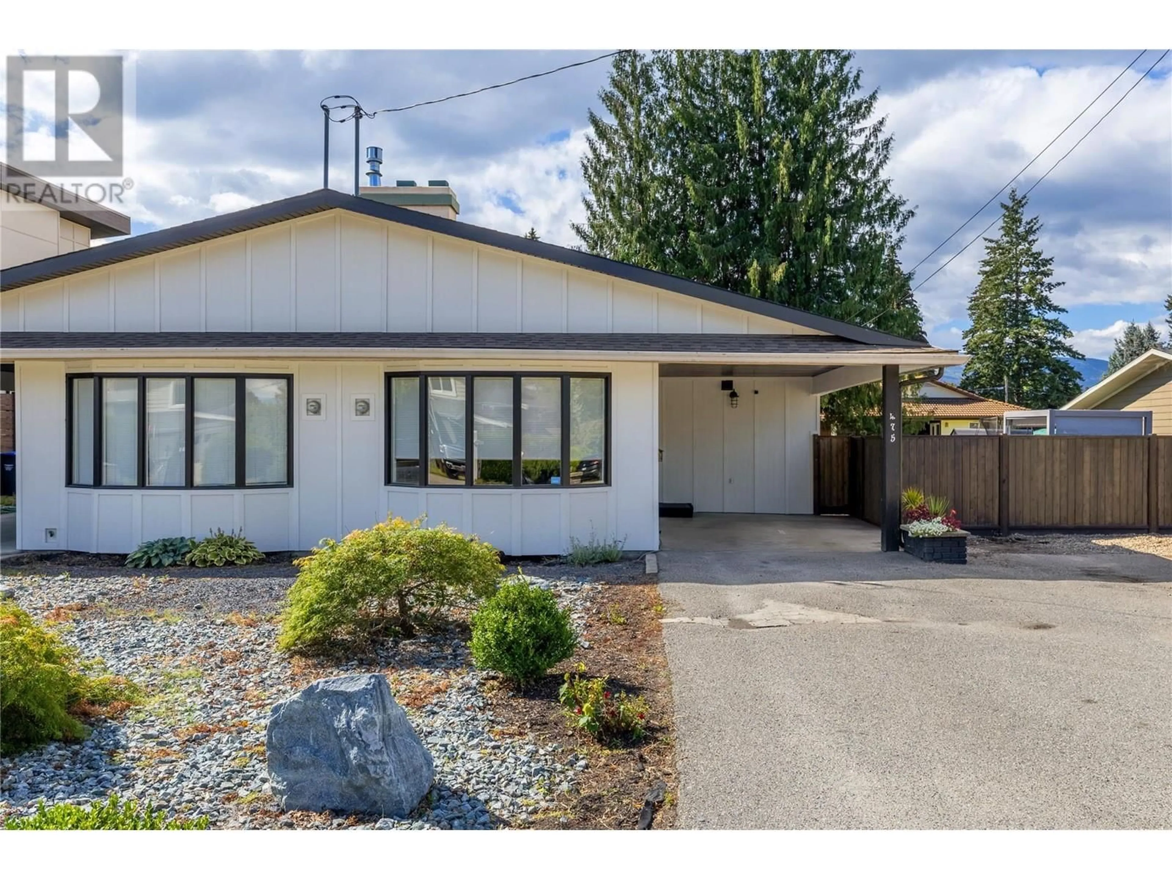 Home with vinyl exterior material, street for 475 - 479 ELDORADO ROAD, Kelowna British Columbia V1W1G7