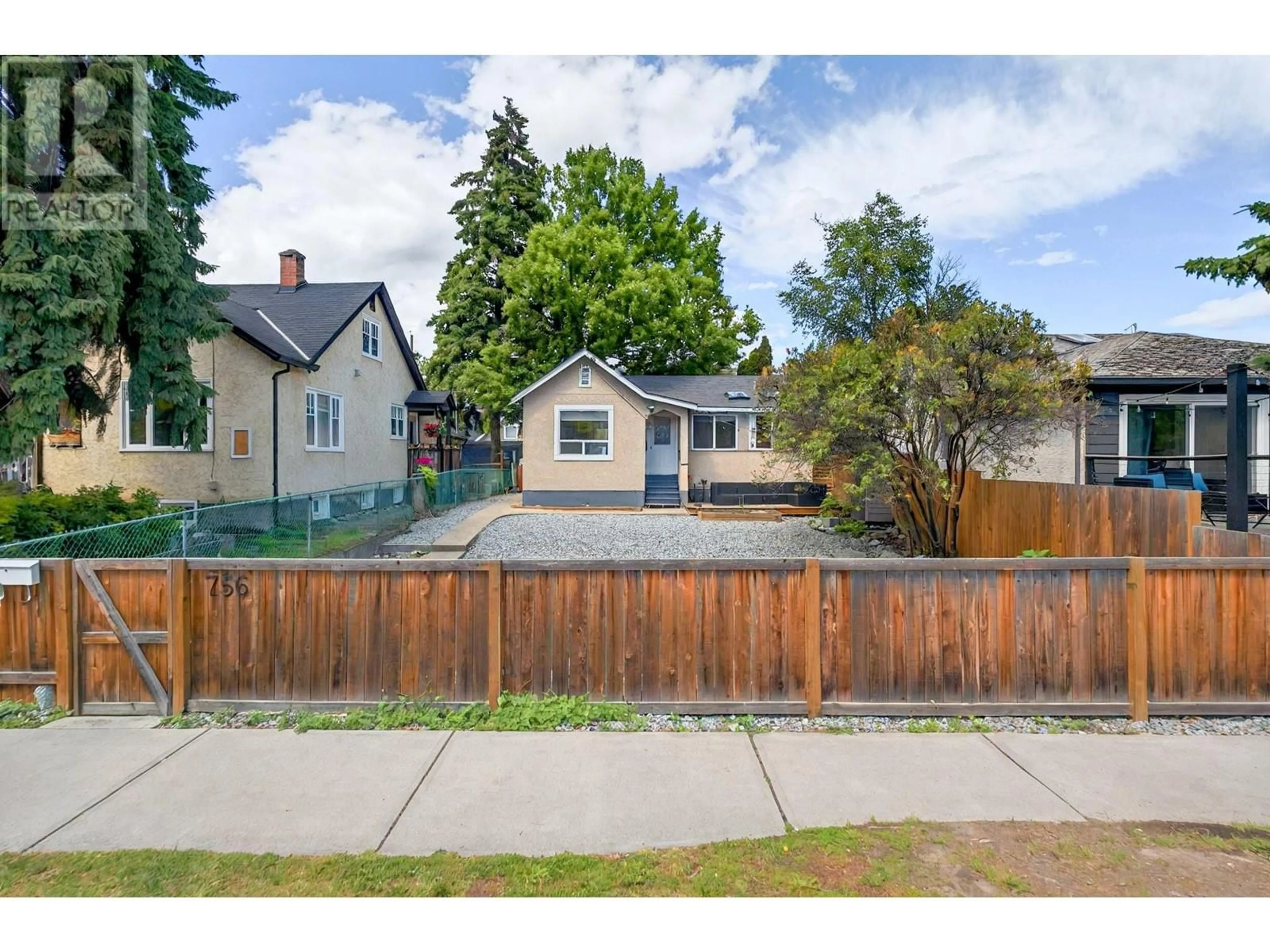 A pic from outside/outdoor area/front of a property/back of a property/a pic from drone, street for 756 CAWSTON AVENUE, Kelowna British Columbia V1Y6Z7