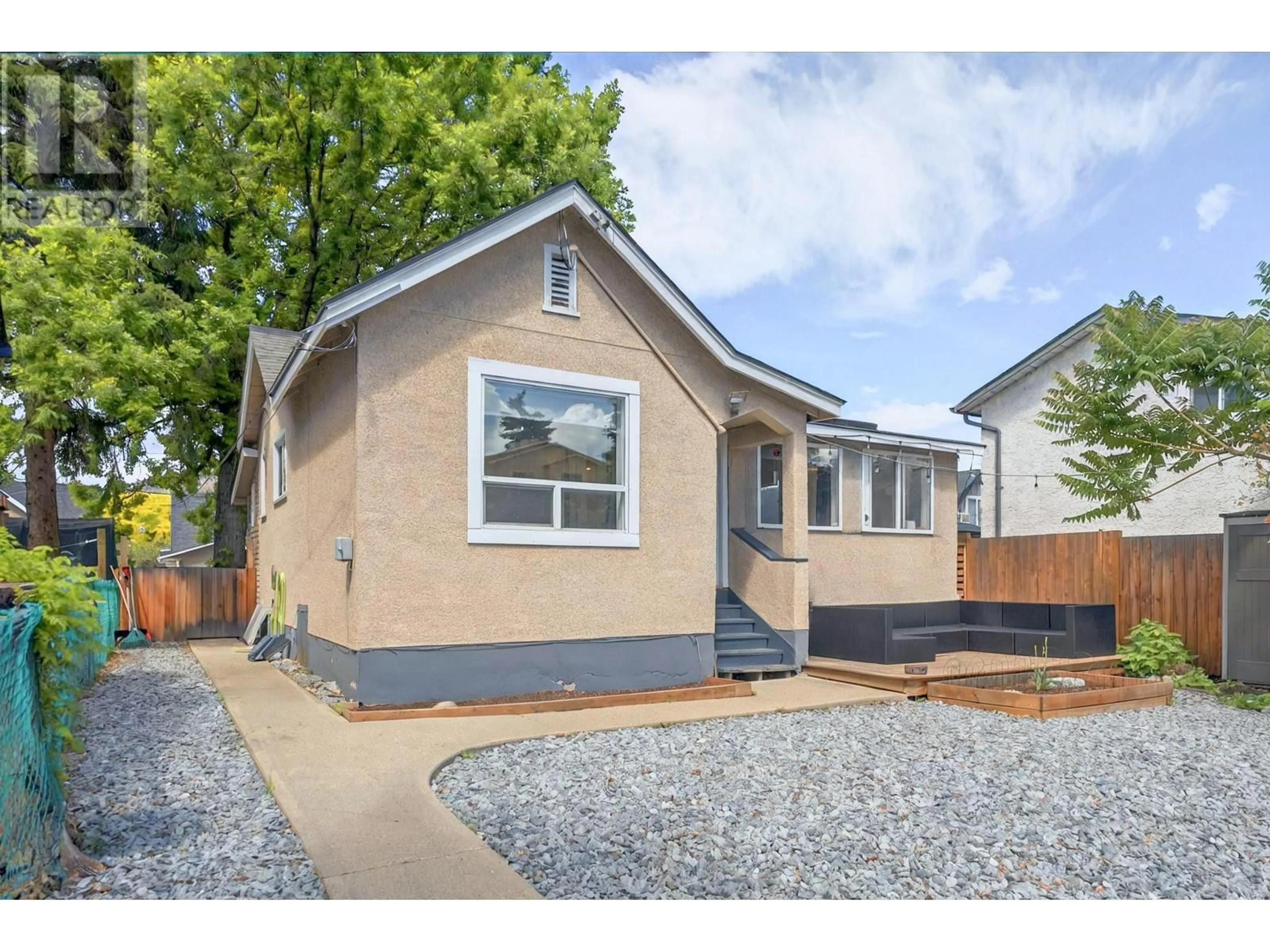 Home with vinyl exterior material, street for 756 CAWSTON AVENUE, Kelowna British Columbia V1Y6Z7