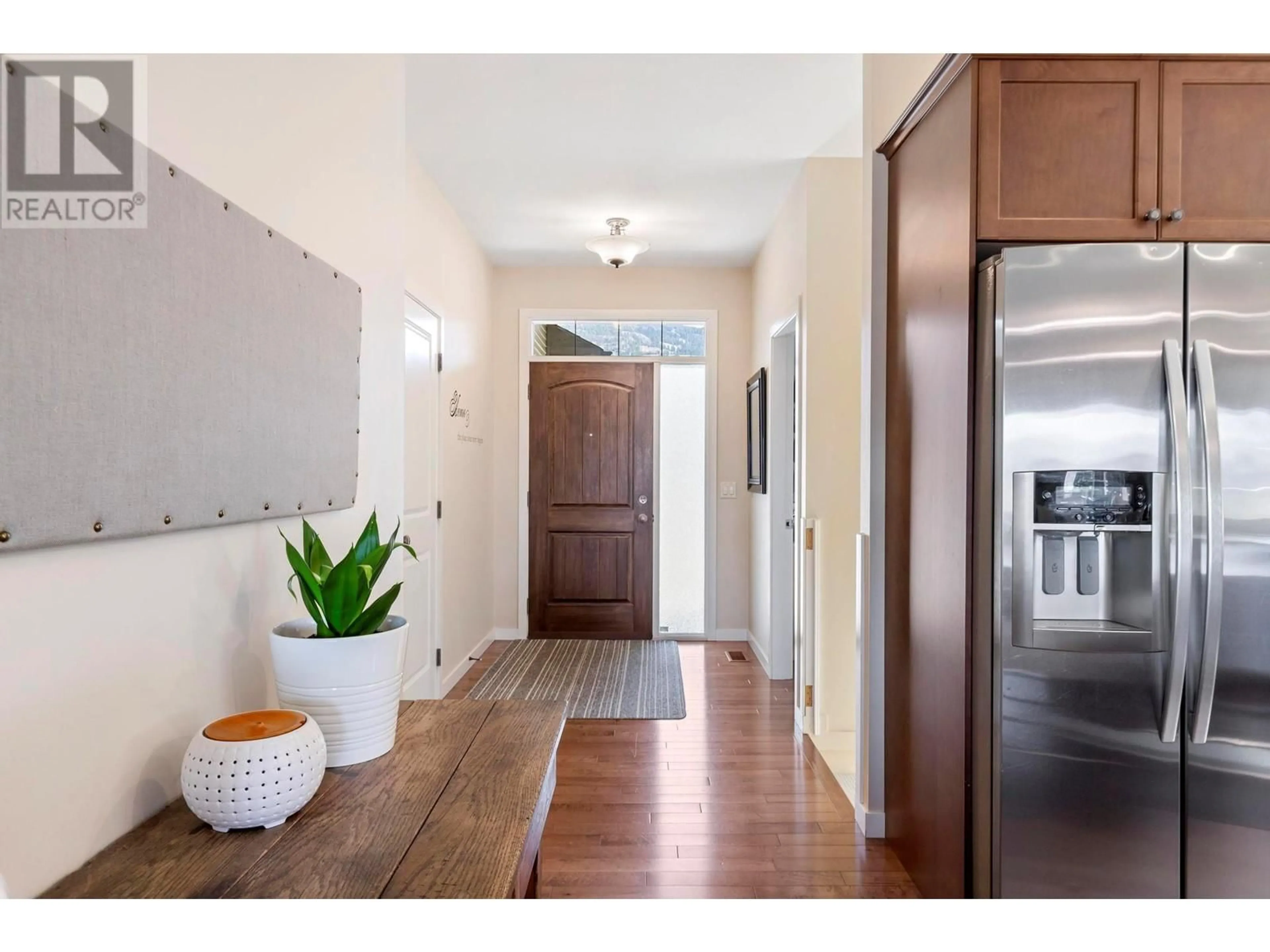 Indoor entryway for 920 GRAF ROAD, Kelowna British Columbia V1P1C1