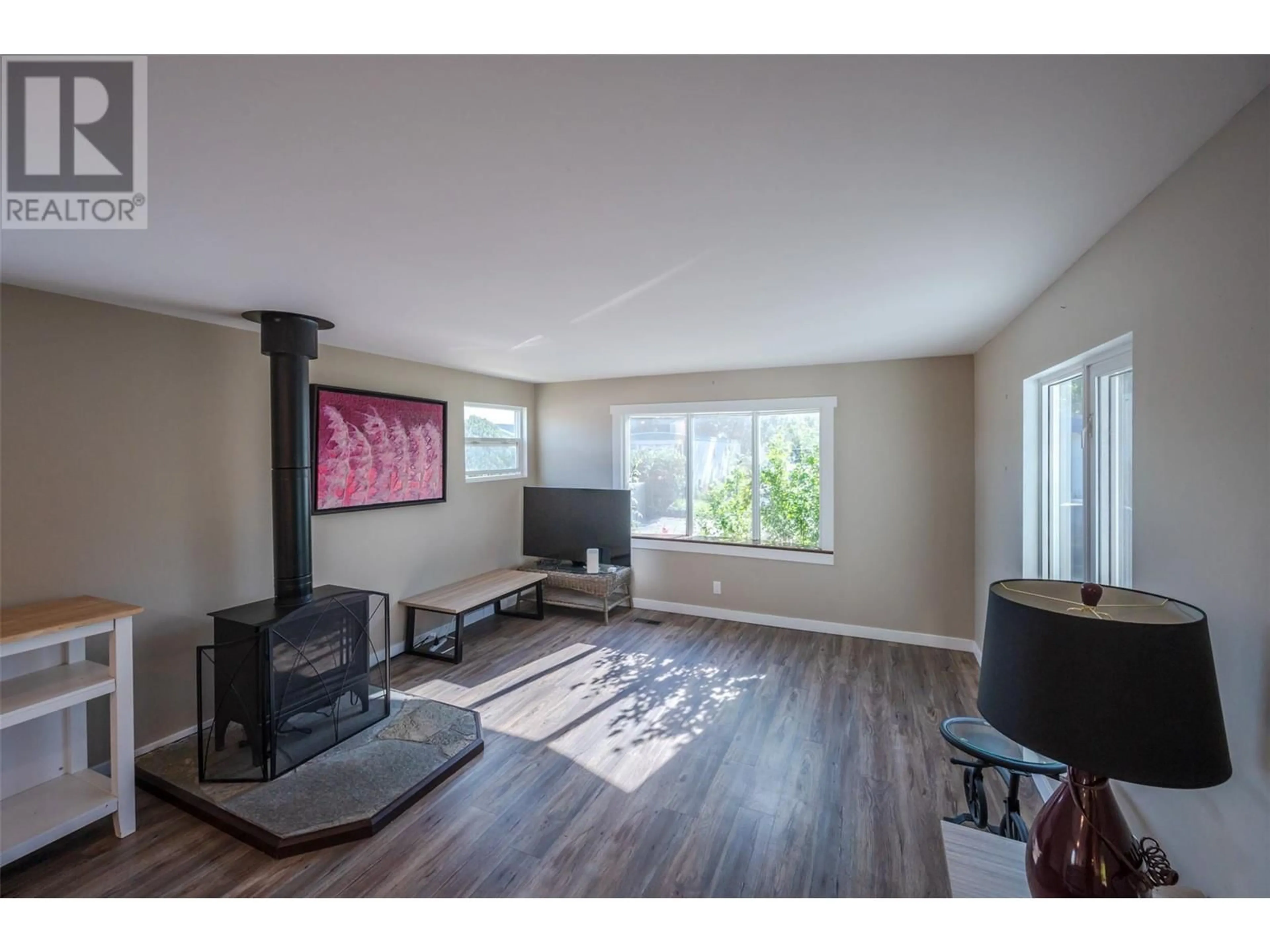 Living room with furniture, wood/laminate floor for 96 - 3999 SKAHA LAKE ROAD, Penticton British Columbia V2A6J7