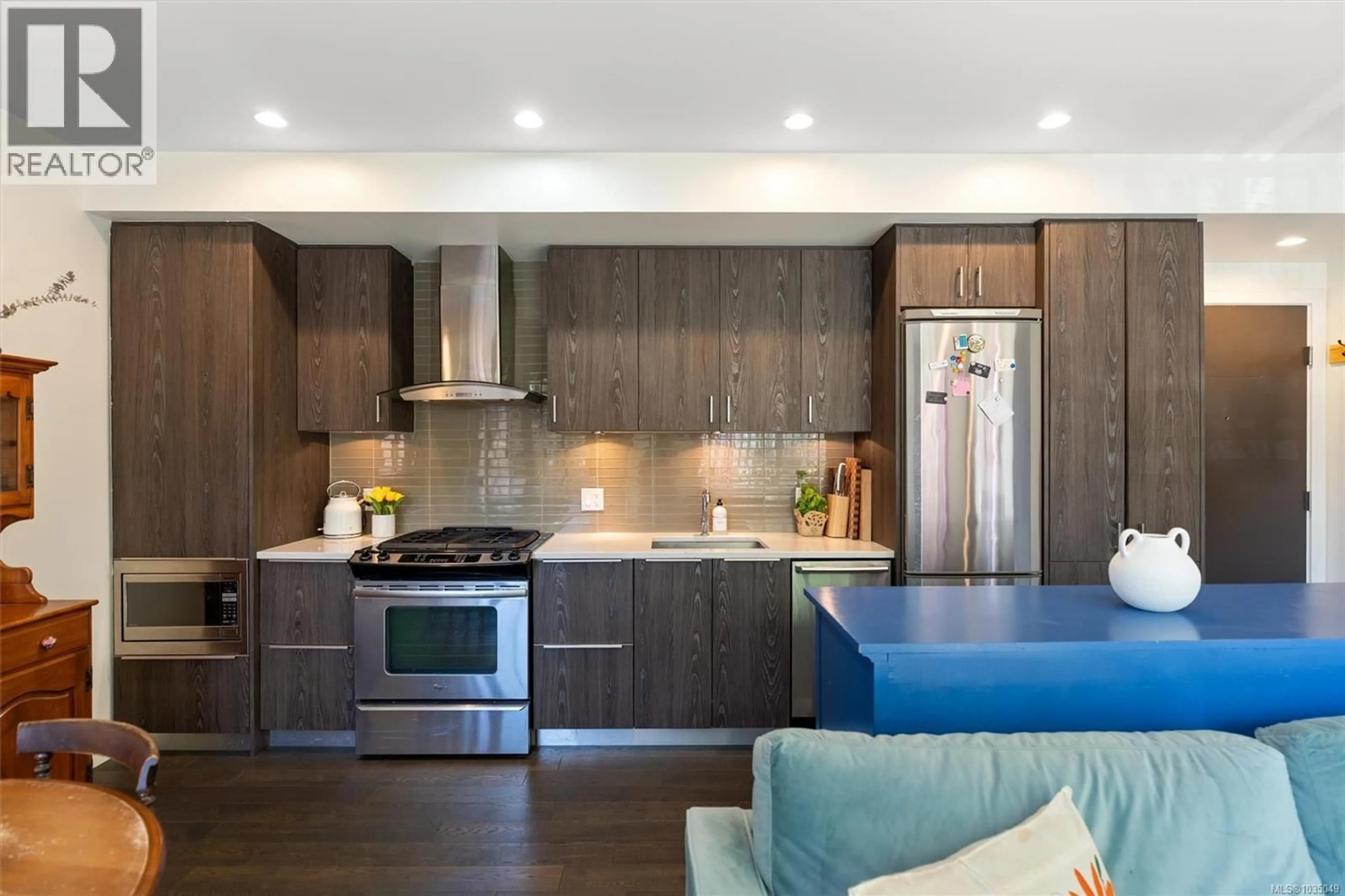 Open concept kitchen, wood/laminate floor for 105 - 1011 BURDETT AVENUE, Victoria British Columbia V8V3G9