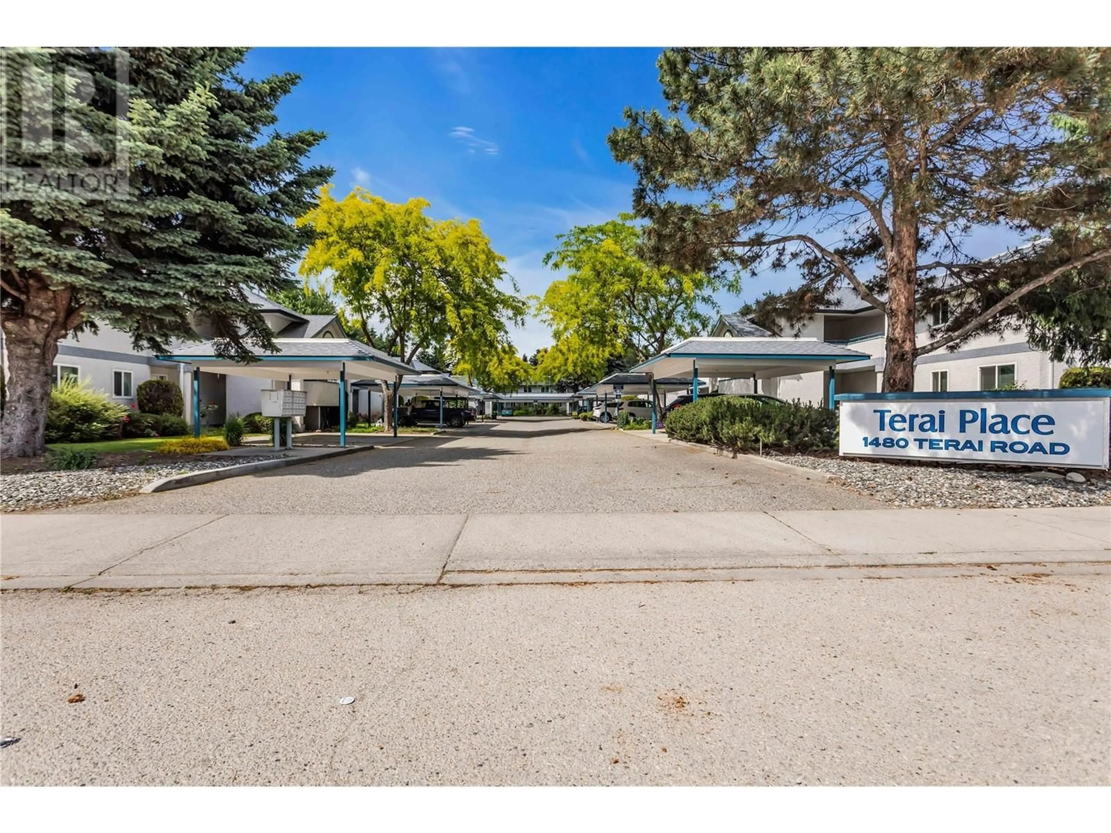 Indoor foyer for 104 - 1480 TERAI ROAD, Kelowna British Columbia V1X7H3