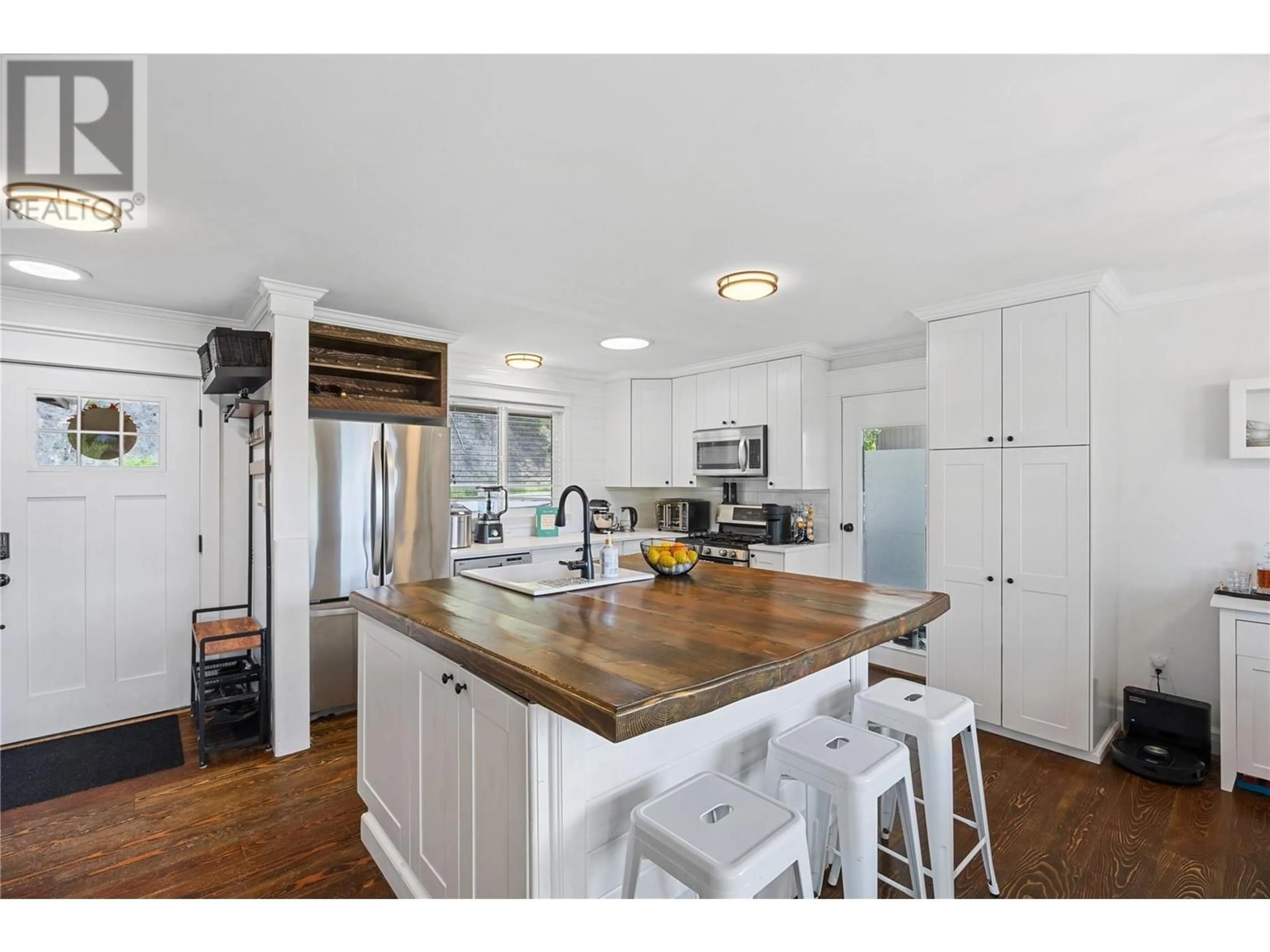Open concept kitchen, unknown for 2471 SKEENA DRIVE, Kamloops British Columbia V2E1V4
