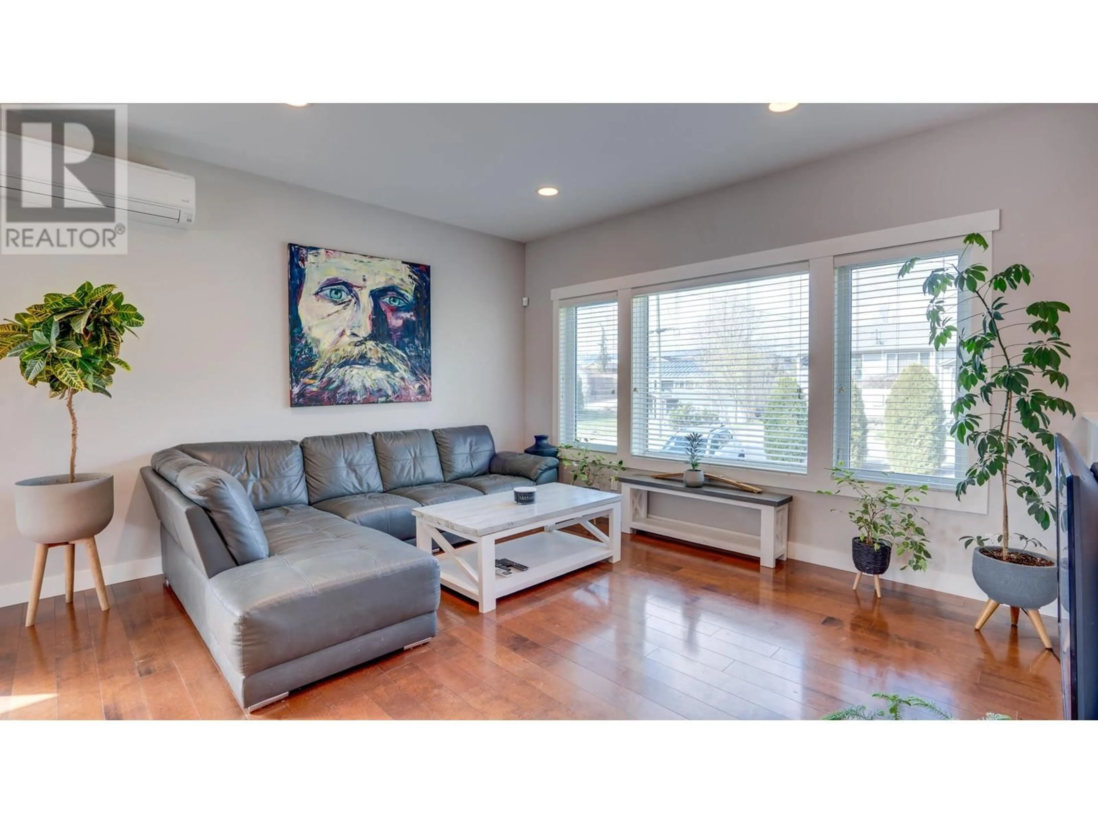 Living room with furniture, wood/laminate floor for 1920 36TH STREET NORTHEAST, Salmon Arm British Columbia V1E2Z2