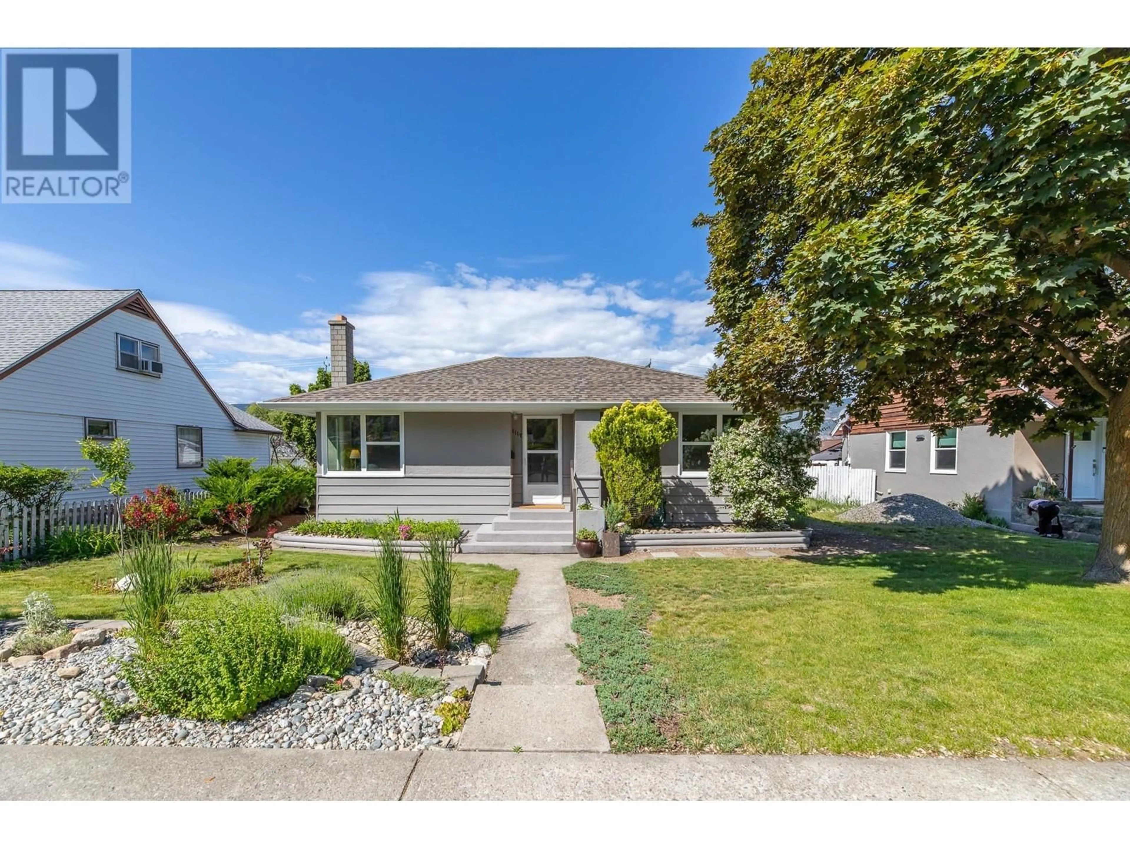 Home with vinyl exterior material, street for 1117 KENSINGTON STREET, Penticton British Columbia V2A4N2