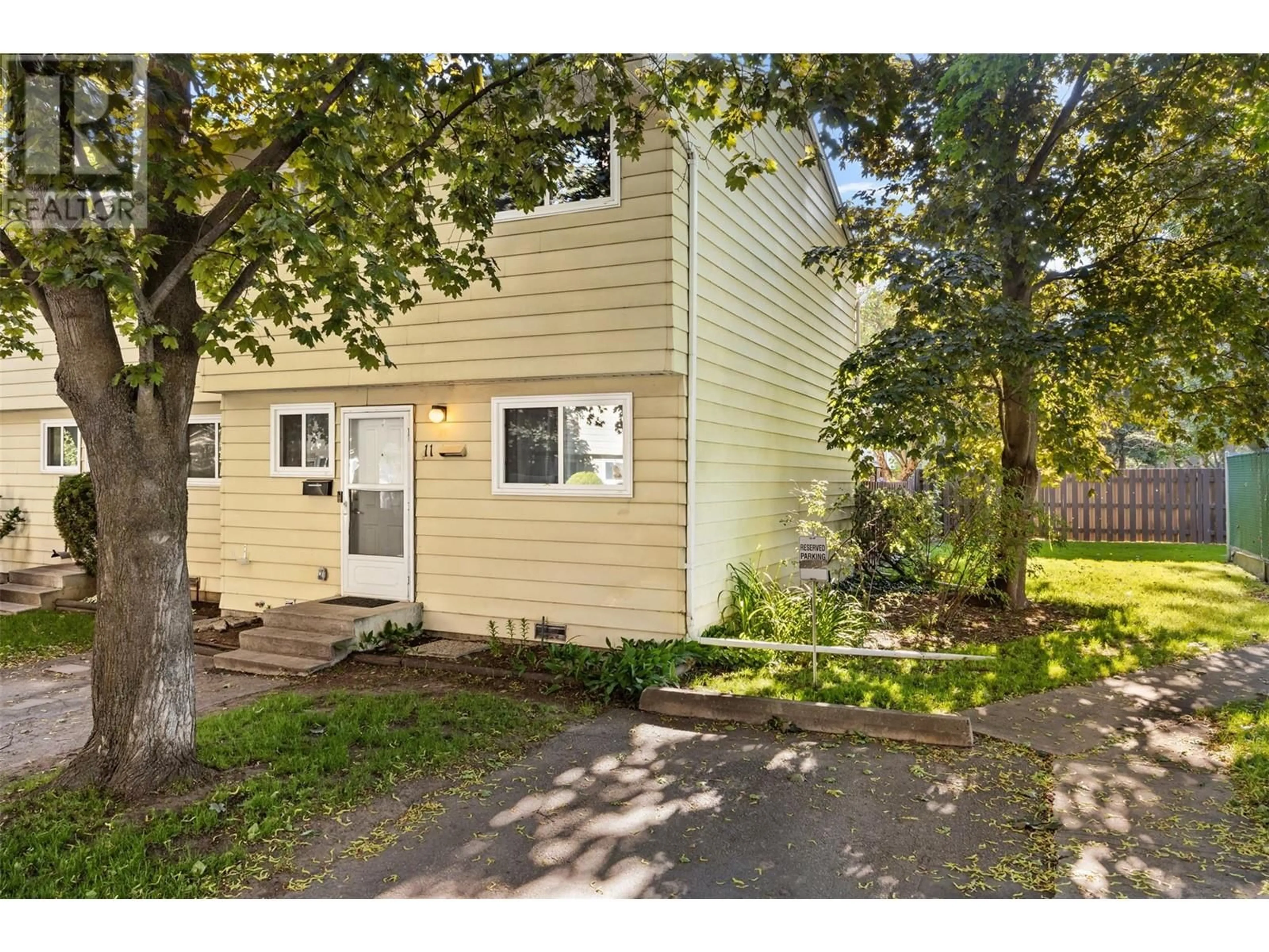 Home with vinyl exterior material, street for 11 - 1153 BERNARD AVENUE, Kelowna British Columbia V1Y6R3