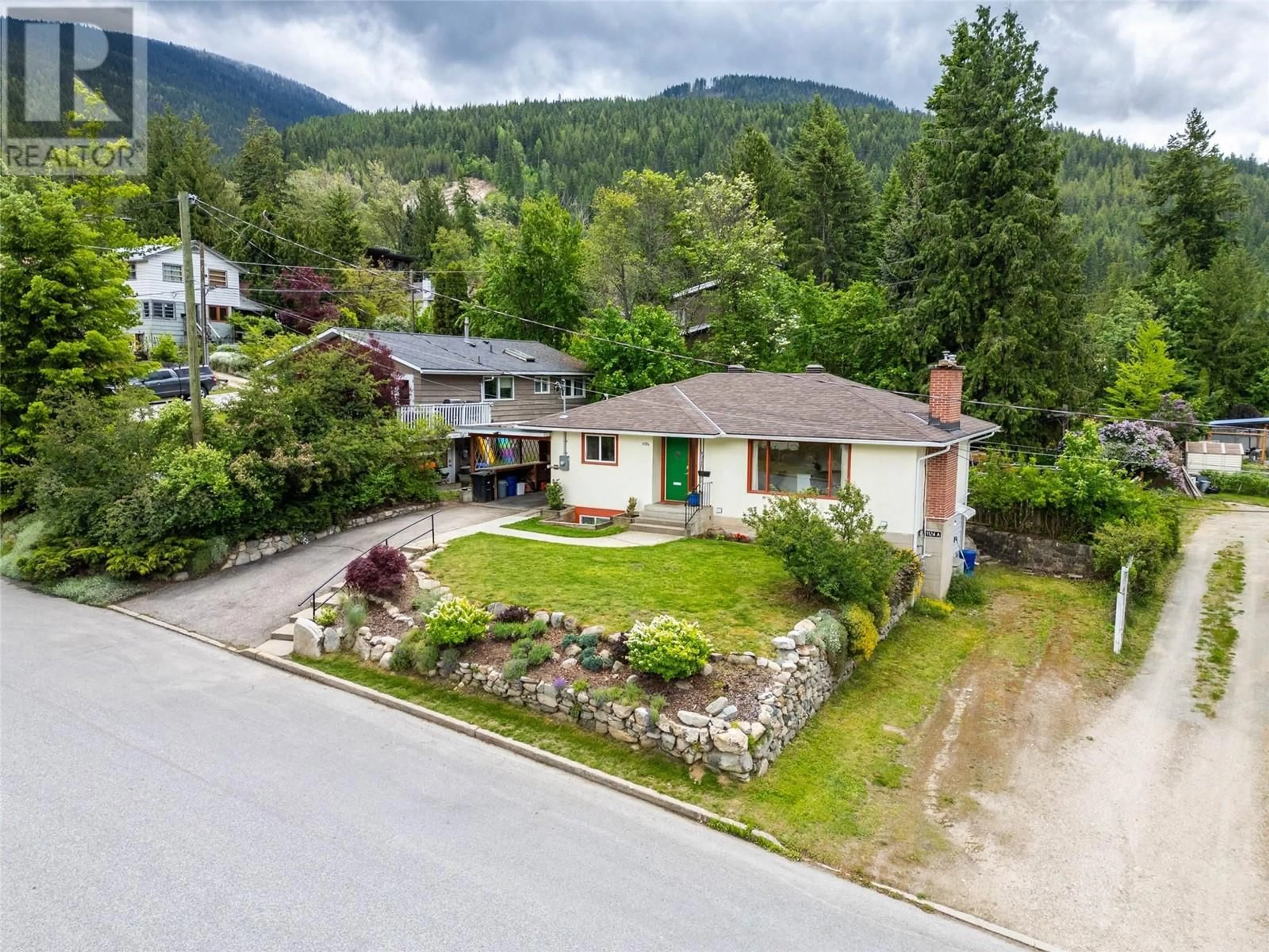 A pic from outside/outdoor area/front of a property/back of a property/a pic from drone, mountain view for 1124 KOKANEE AVENUE, Nelson British Columbia V1L3P9