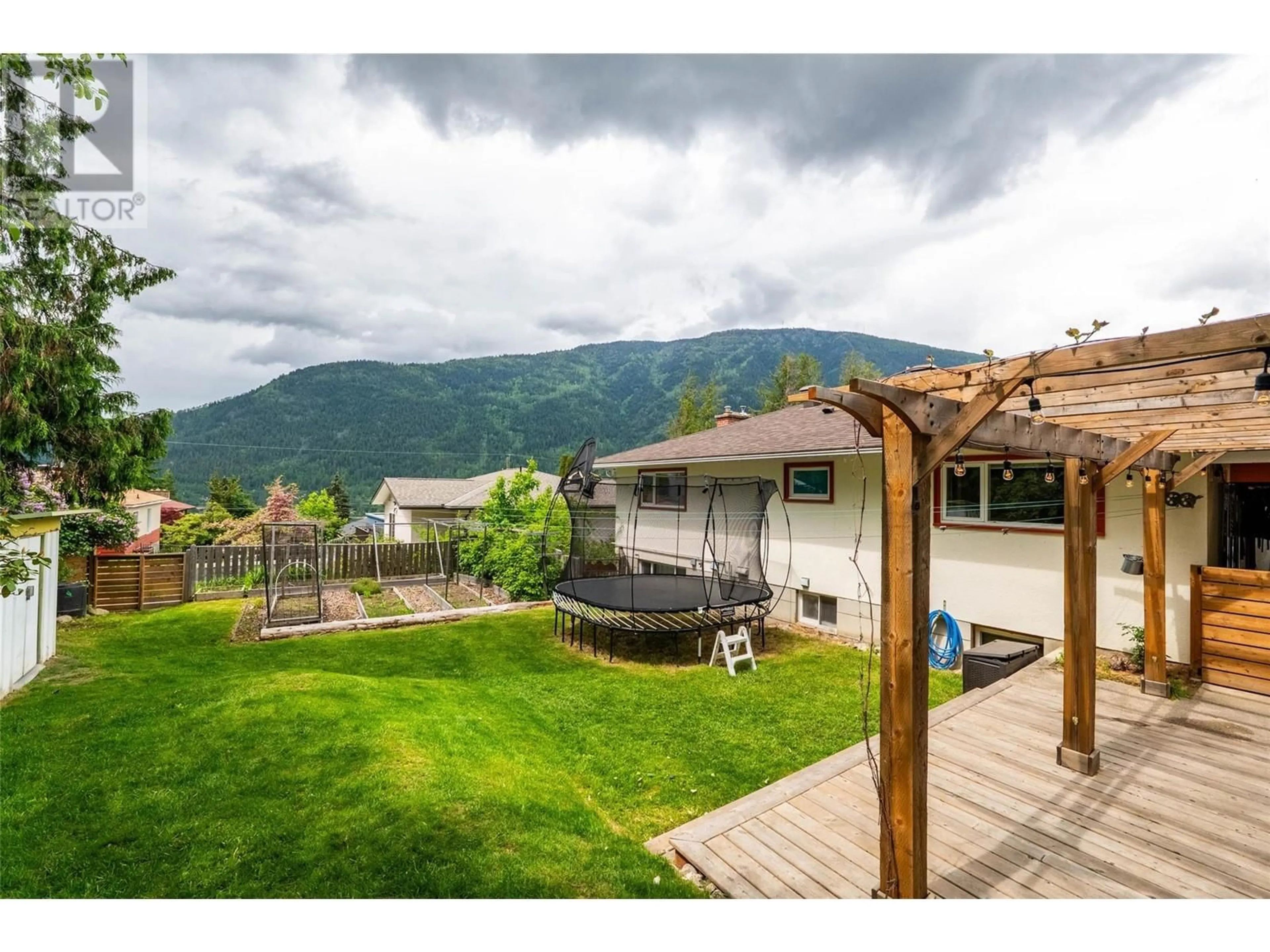 A pic from outside/outdoor area/front of a property/back of a property/a pic from drone, mountain view for 1124 KOKANEE AVENUE, Nelson British Columbia V1L3P9