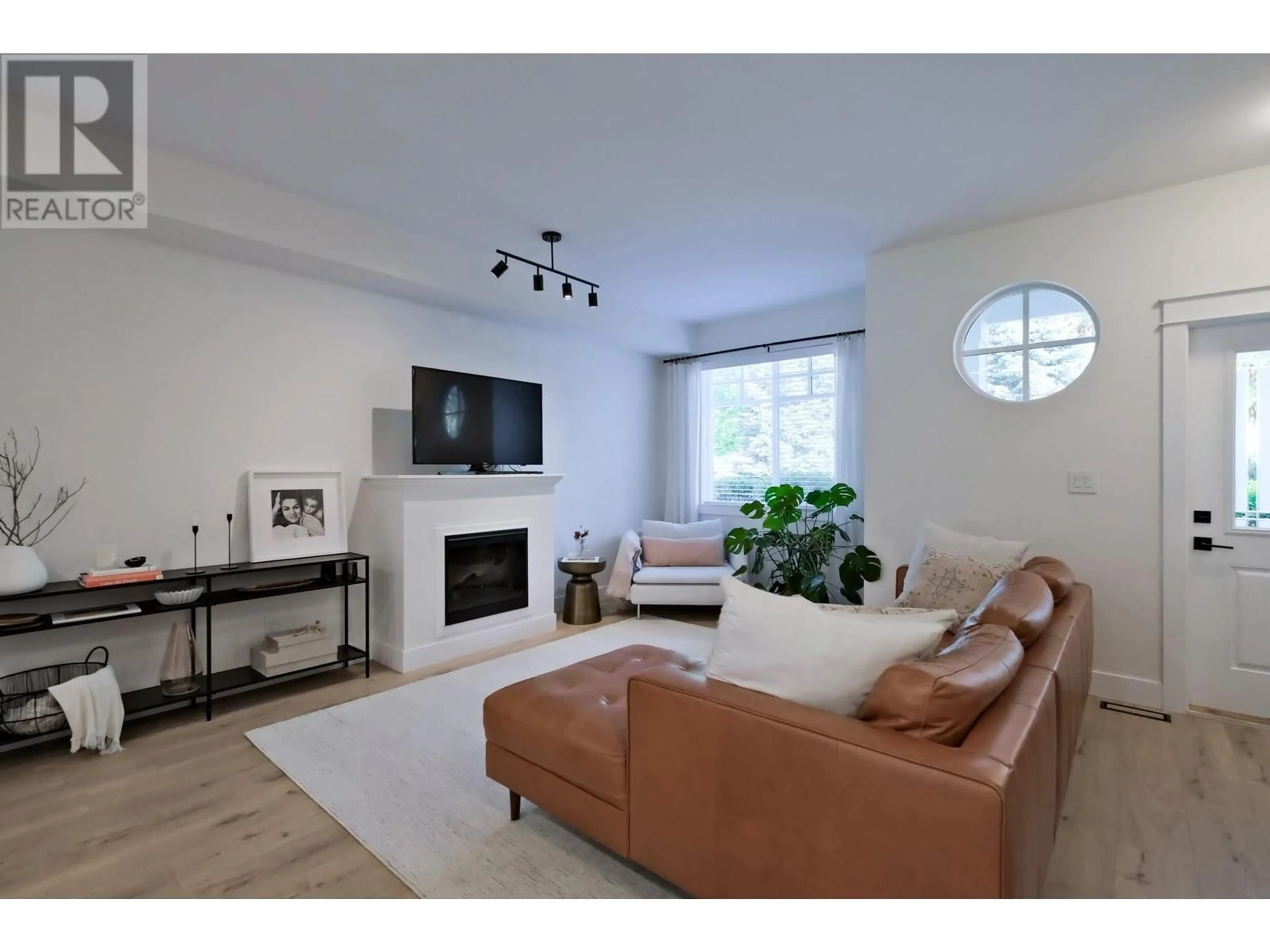 Living room with furniture, unknown for 20 - 433 MCCARREN AVENUE, Kelowna British Columbia V1W4T8