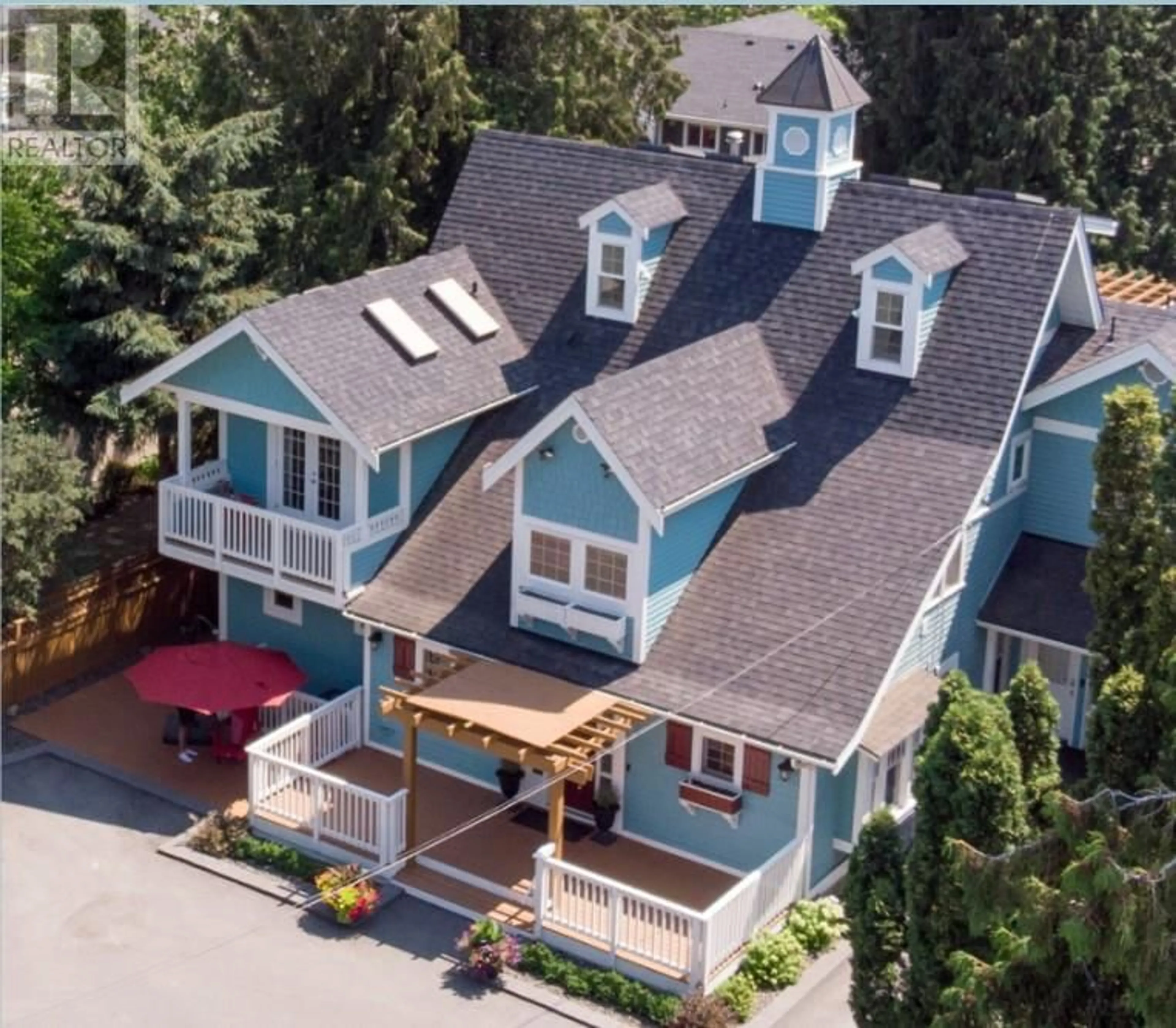 A pic from outside/outdoor area/front of a property/back of a property/a pic from drone, street for 1009 LAWRENCE AVENUE, Kelowna British Columbia V1Y6M3