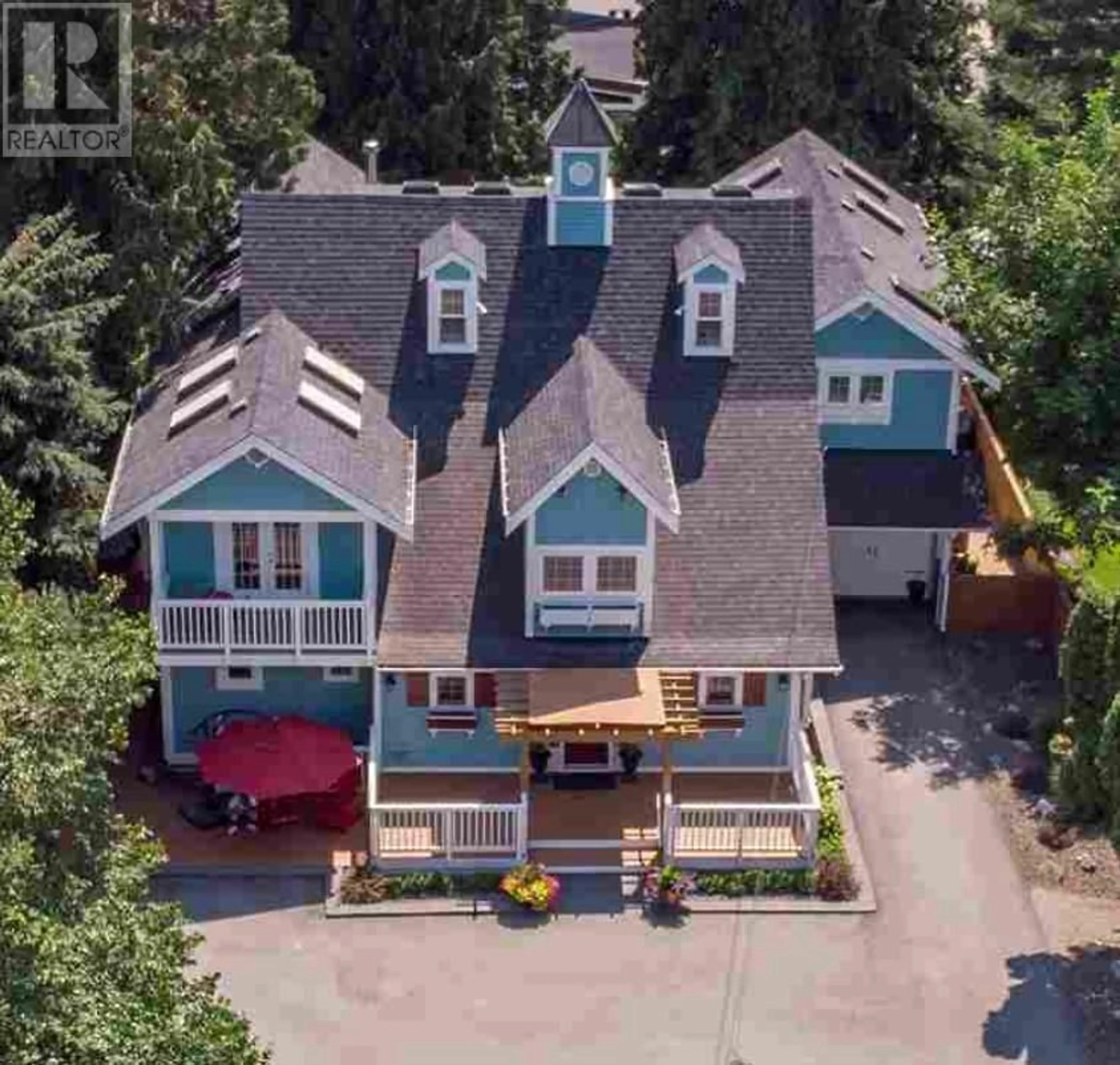 A pic from outside/outdoor area/front of a property/back of a property/a pic from drone, street for 1009 LAWRENCE AVENUE, Kelowna British Columbia V1Y6M3