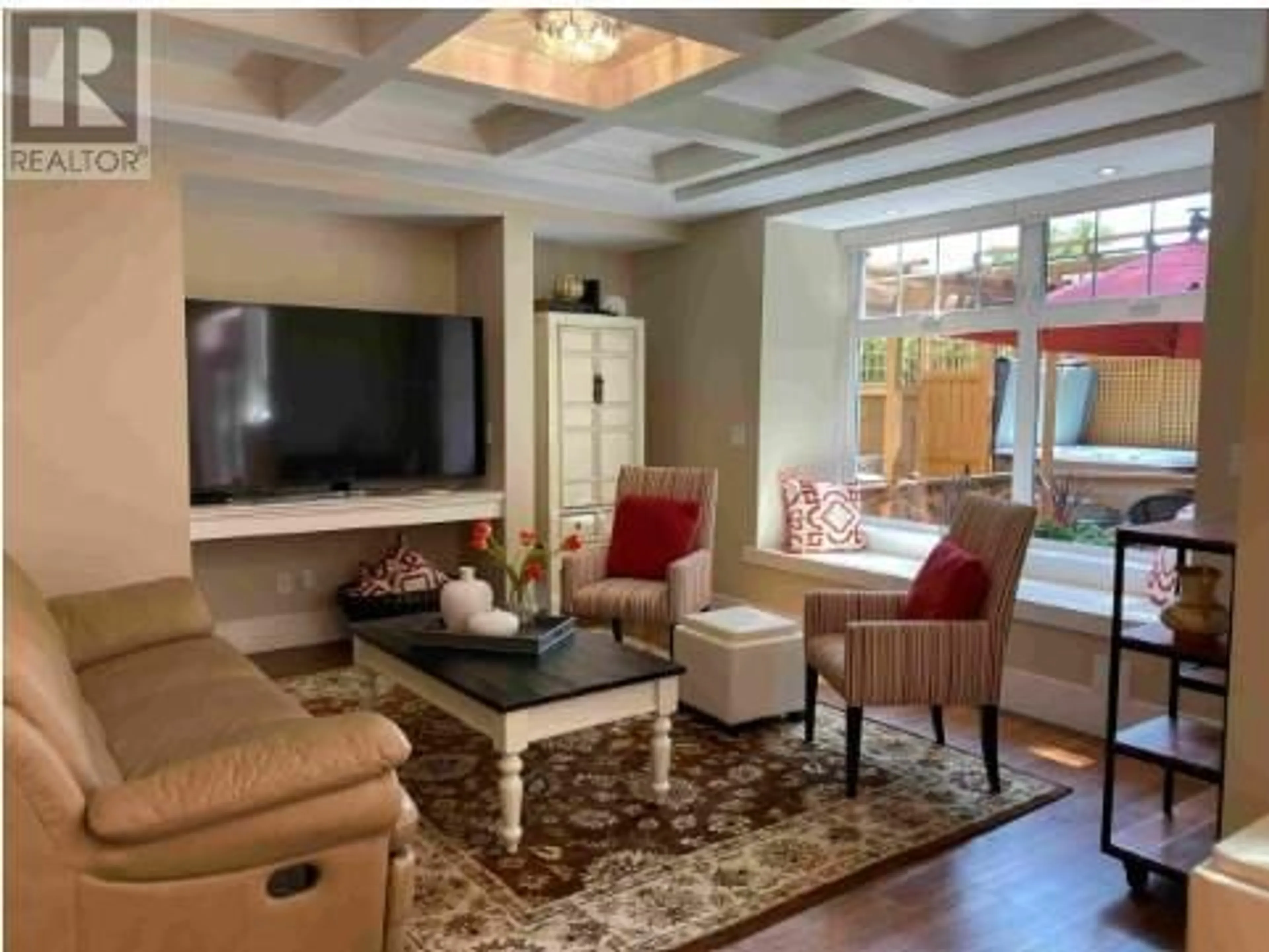 Living room with furniture, unknown for 1009 LAWRENCE AVENUE, Kelowna British Columbia V1Y6M3