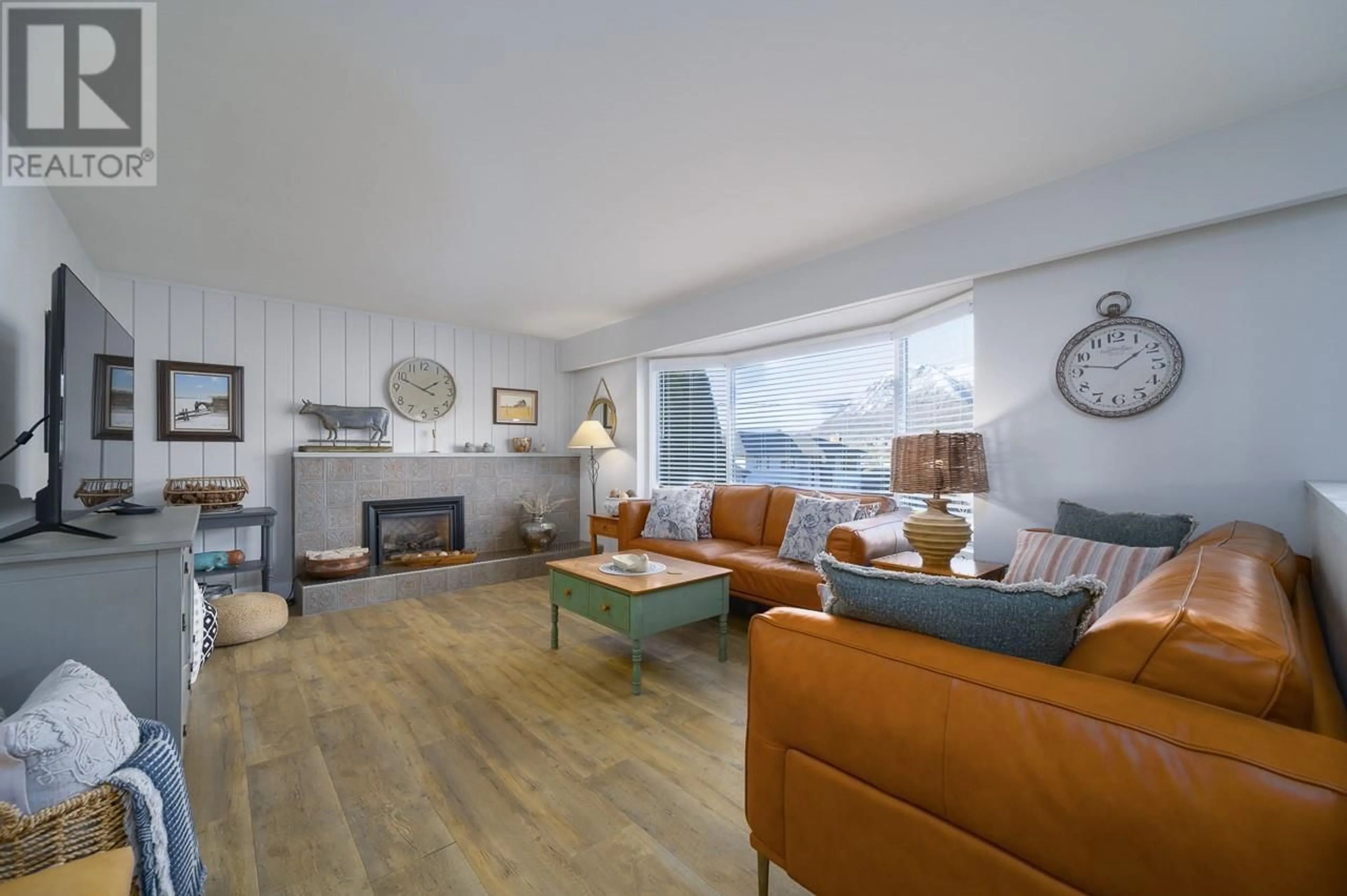 Living room with furniture, wood/laminate floor for 1742 APPLE LANE, Kamloops British Columbia V2C4M9