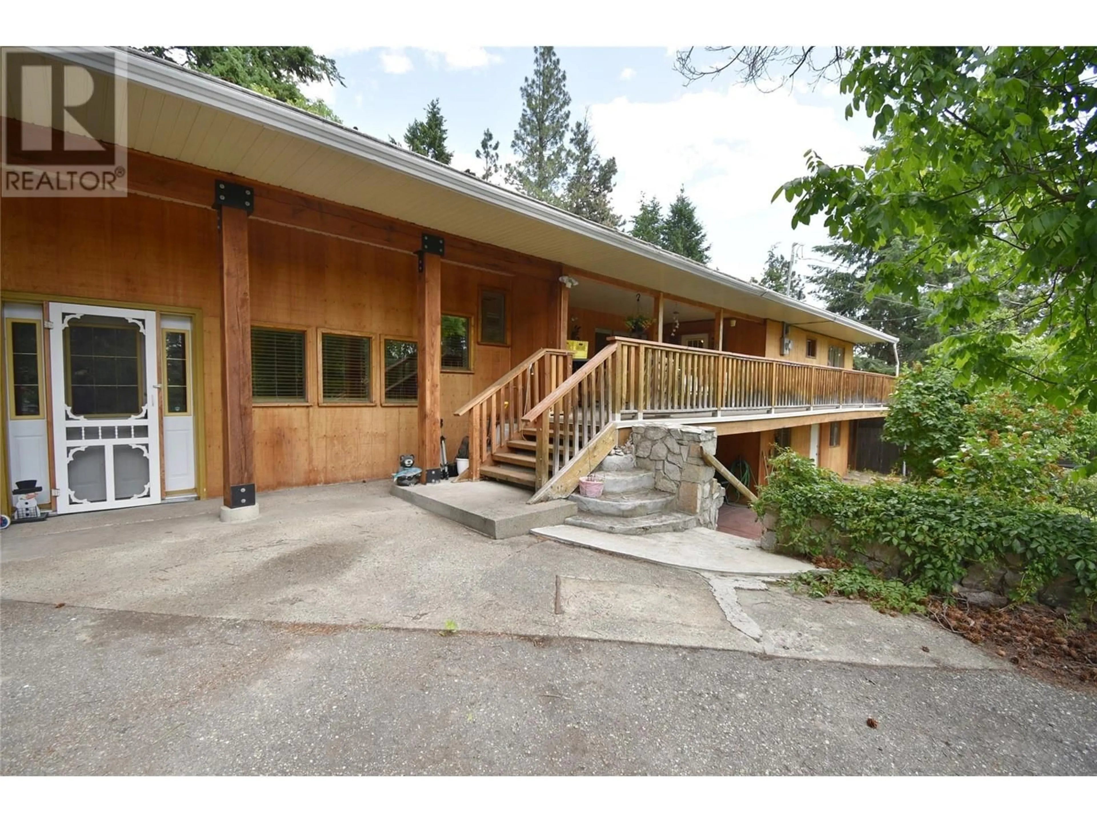 Indoor foyer for 382 KILDARE WAY, Vernon British Columbia V1H2C7