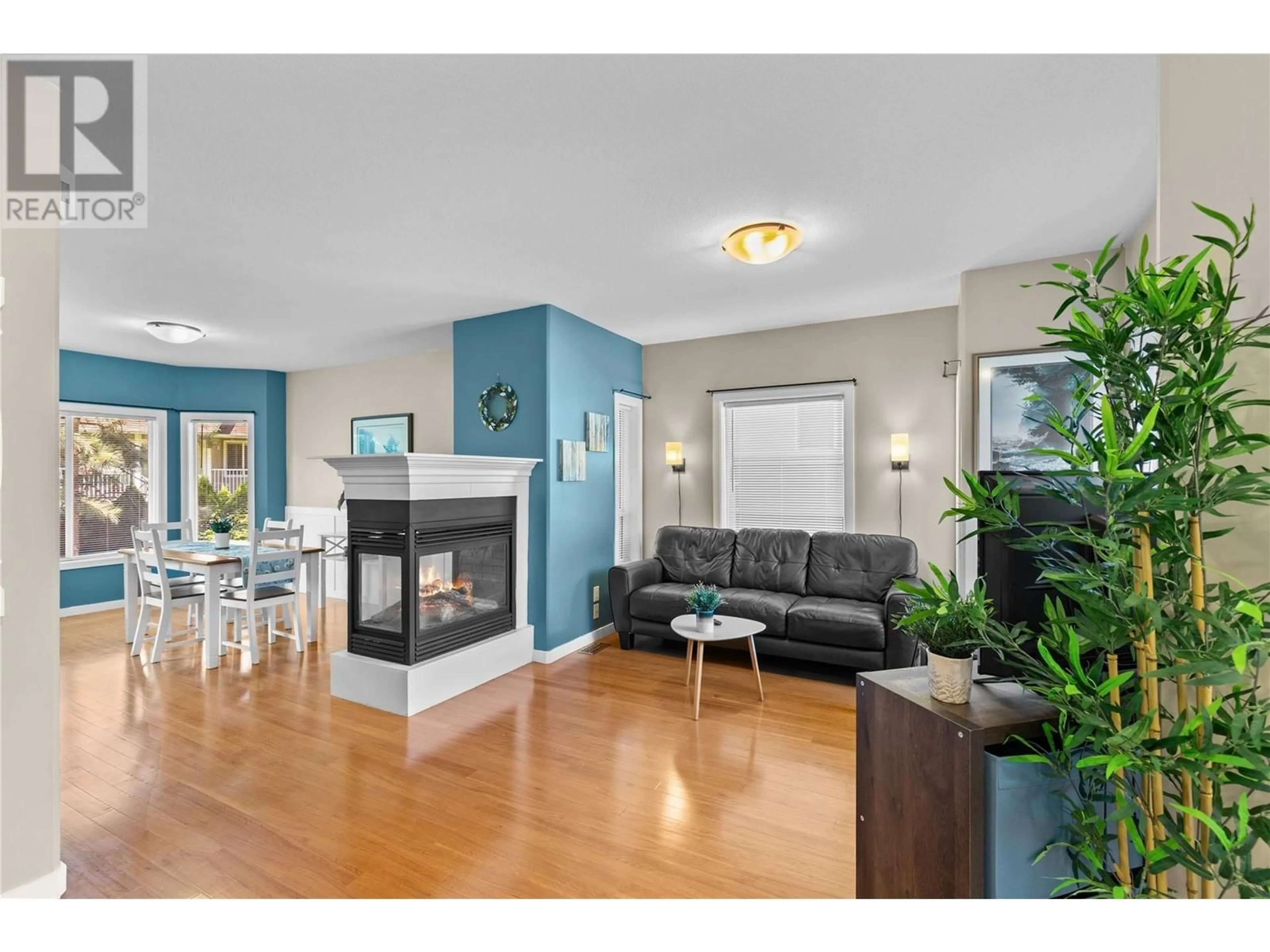 Living room with furniture, wood/laminate floor for 14 - 218 GLEN PARK DRIVE, Kelowna British Columbia V1V2W3