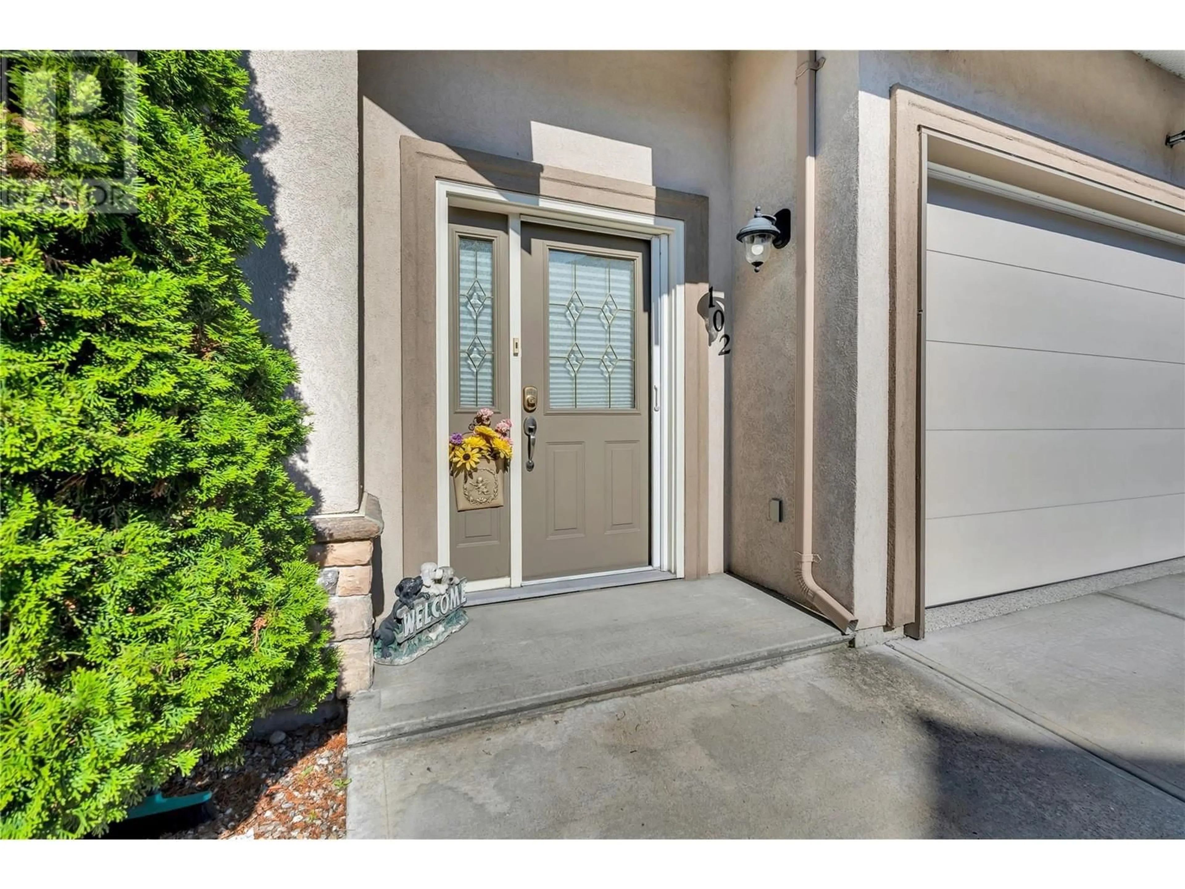 Indoor entryway for 102 - 1078 BURNABY AVENUE, Penticton British Columbia V2A1G8