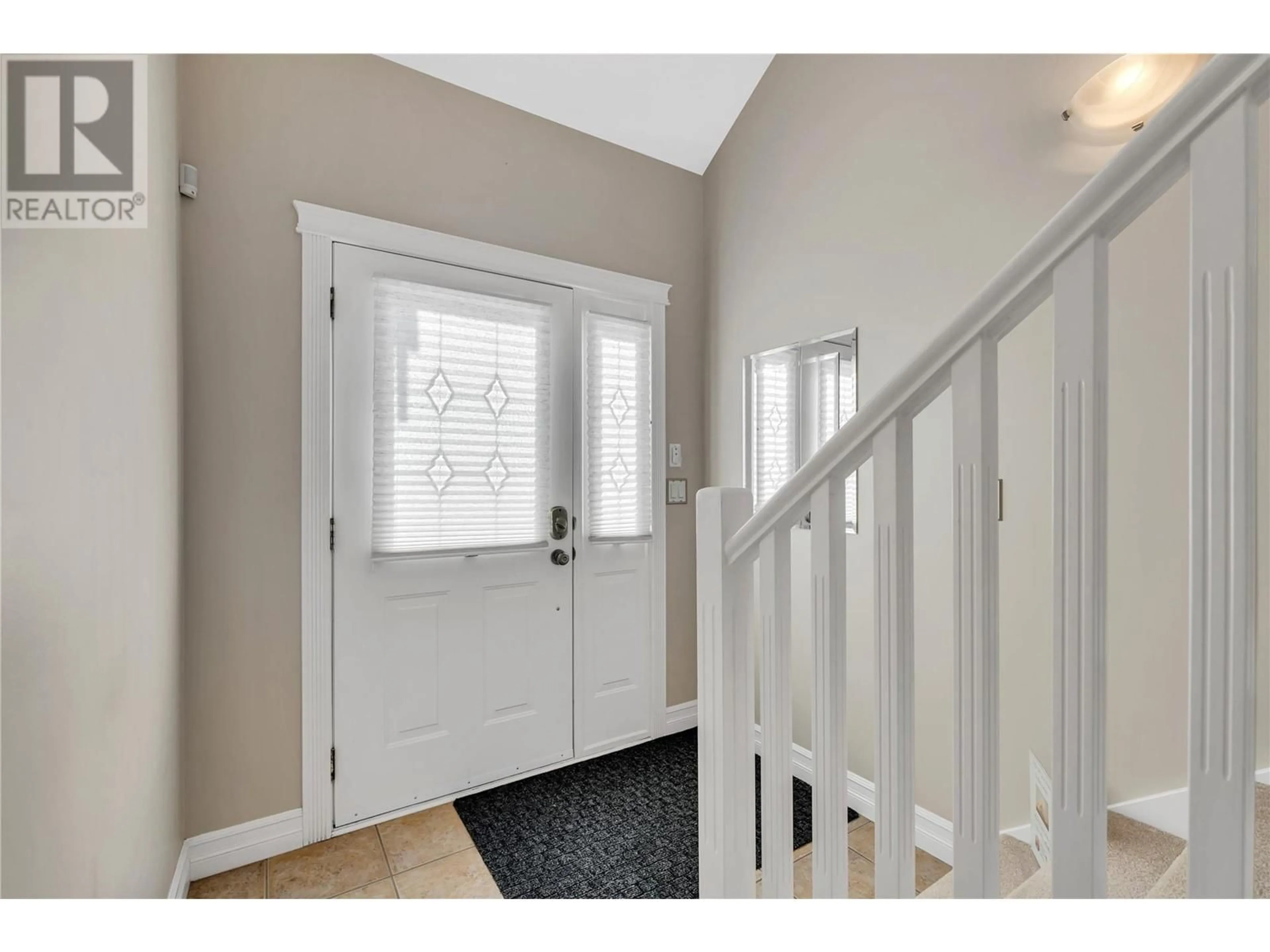Indoor entryway for 102 - 1078 BURNABY AVENUE, Penticton British Columbia V2A1G8