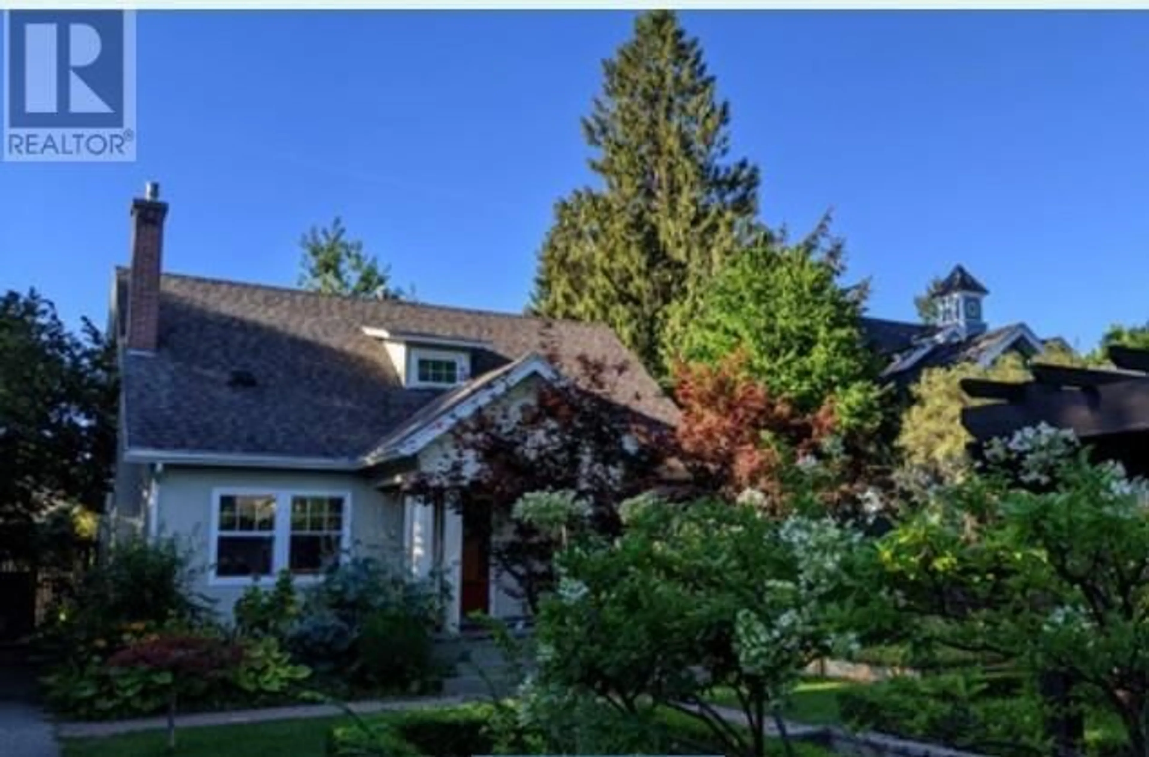 A pic from outside/outdoor area/front of a property/back of a property/a pic from drone, unknown for 1023 LAWRENCE AVENUE, Kelowna British Columbia V1Y6M3