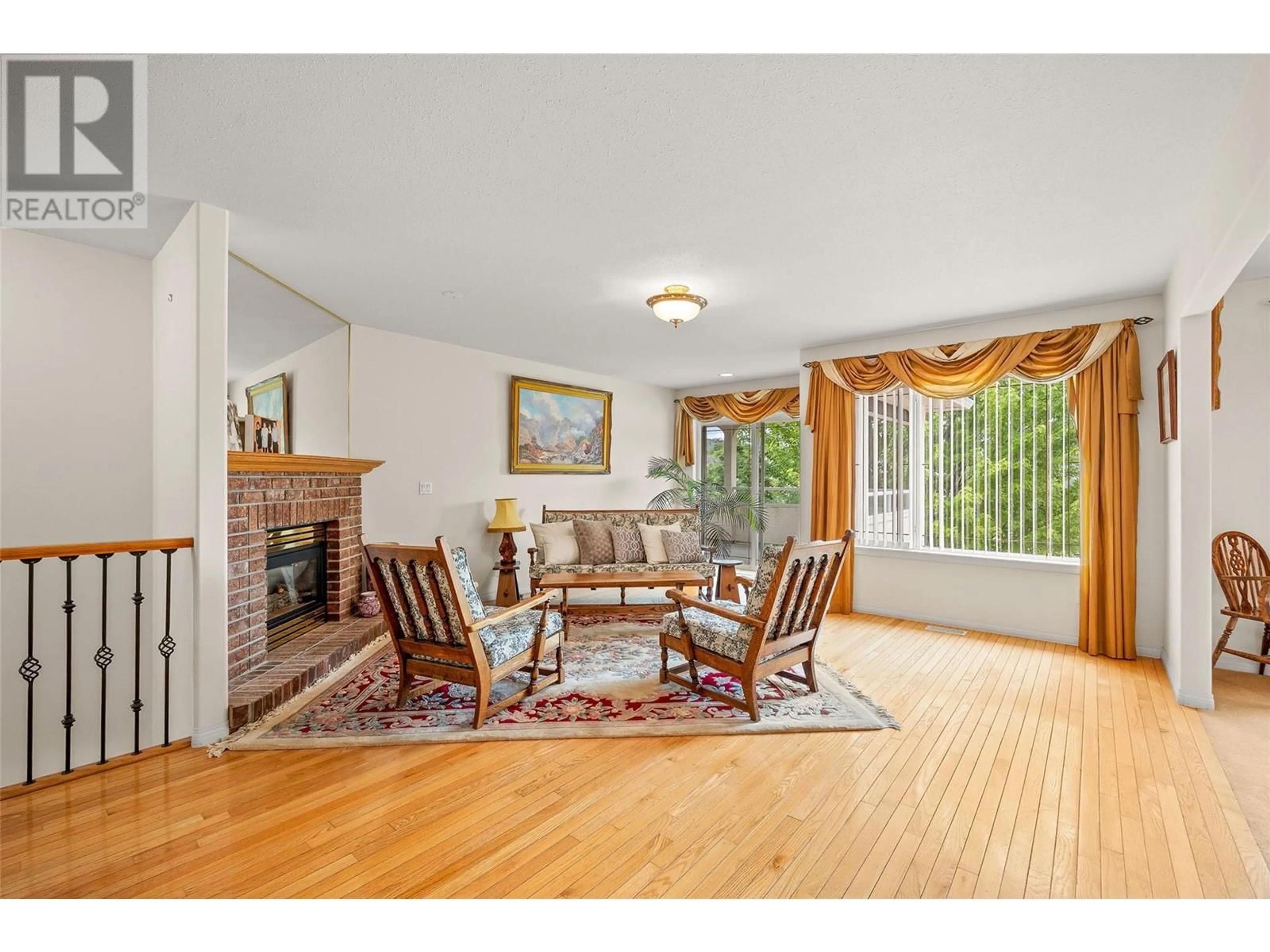 Dining room, wood/laminate floor for 1814 LIPSETT COURT, Kelowna British Columbia V1V1X3