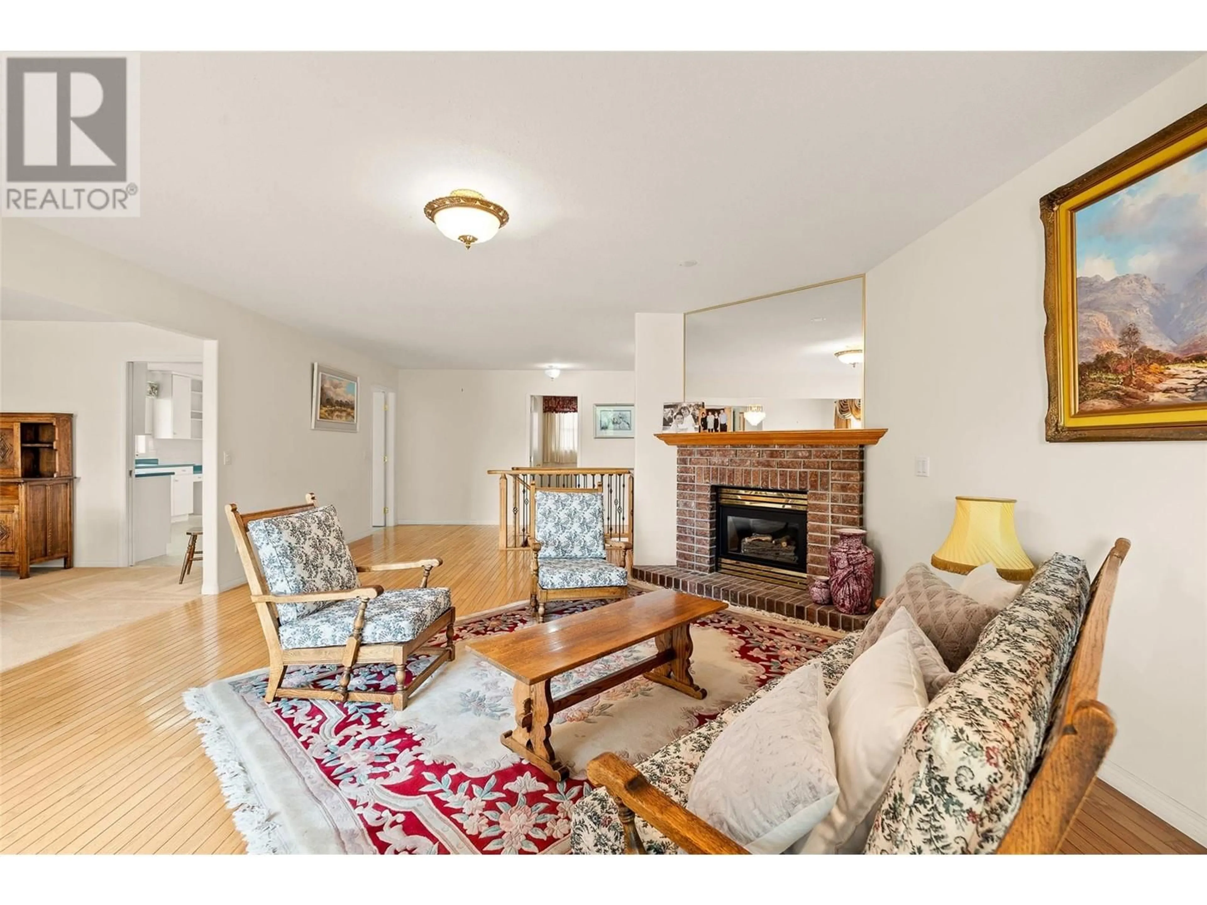 Living room with furniture, wood/laminate floor for 1814 LIPSETT COURT, Kelowna British Columbia V1V1X3