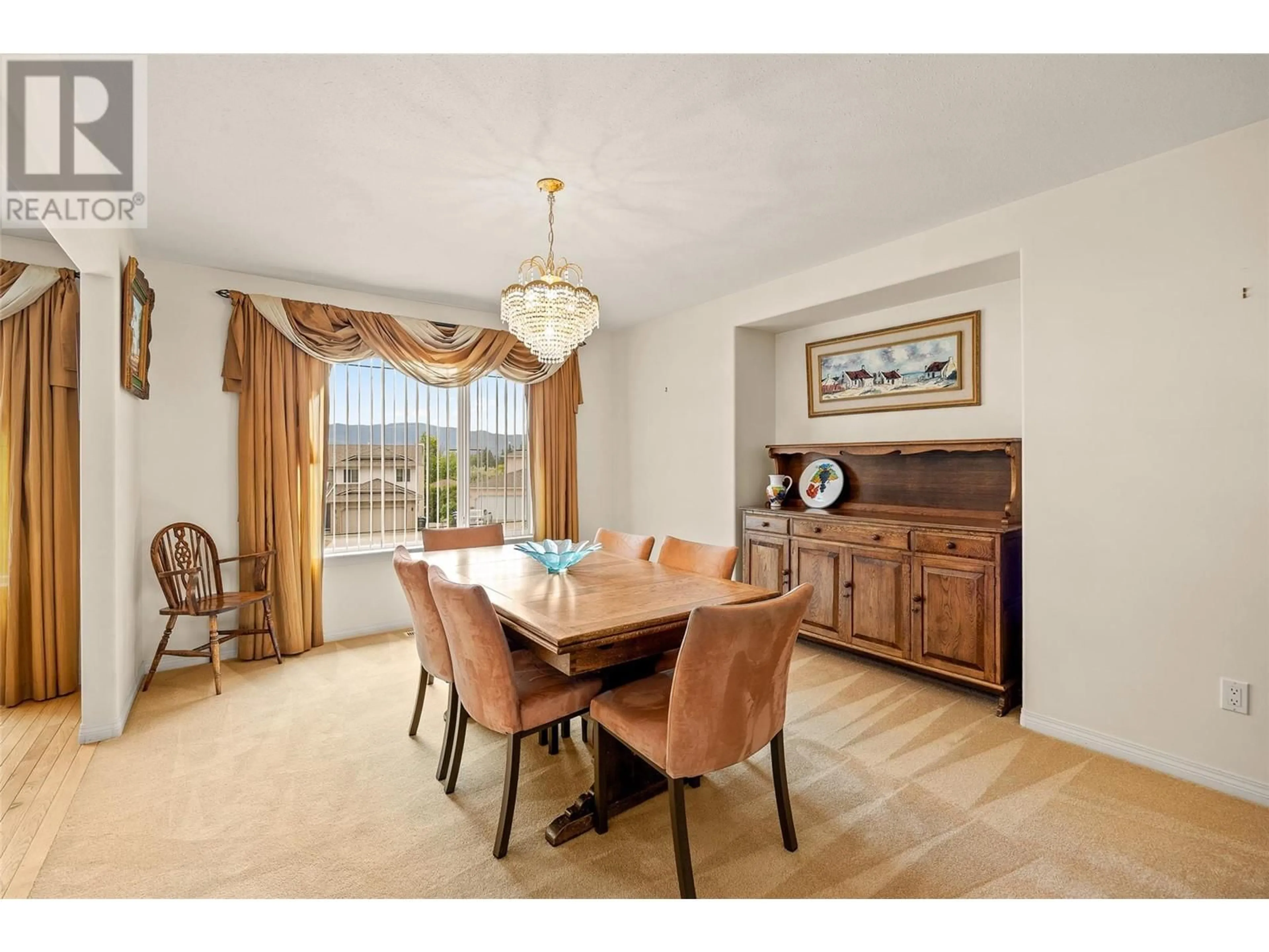 Dining room, wood/laminate floor for 1814 LIPSETT COURT, Kelowna British Columbia V1V1X3