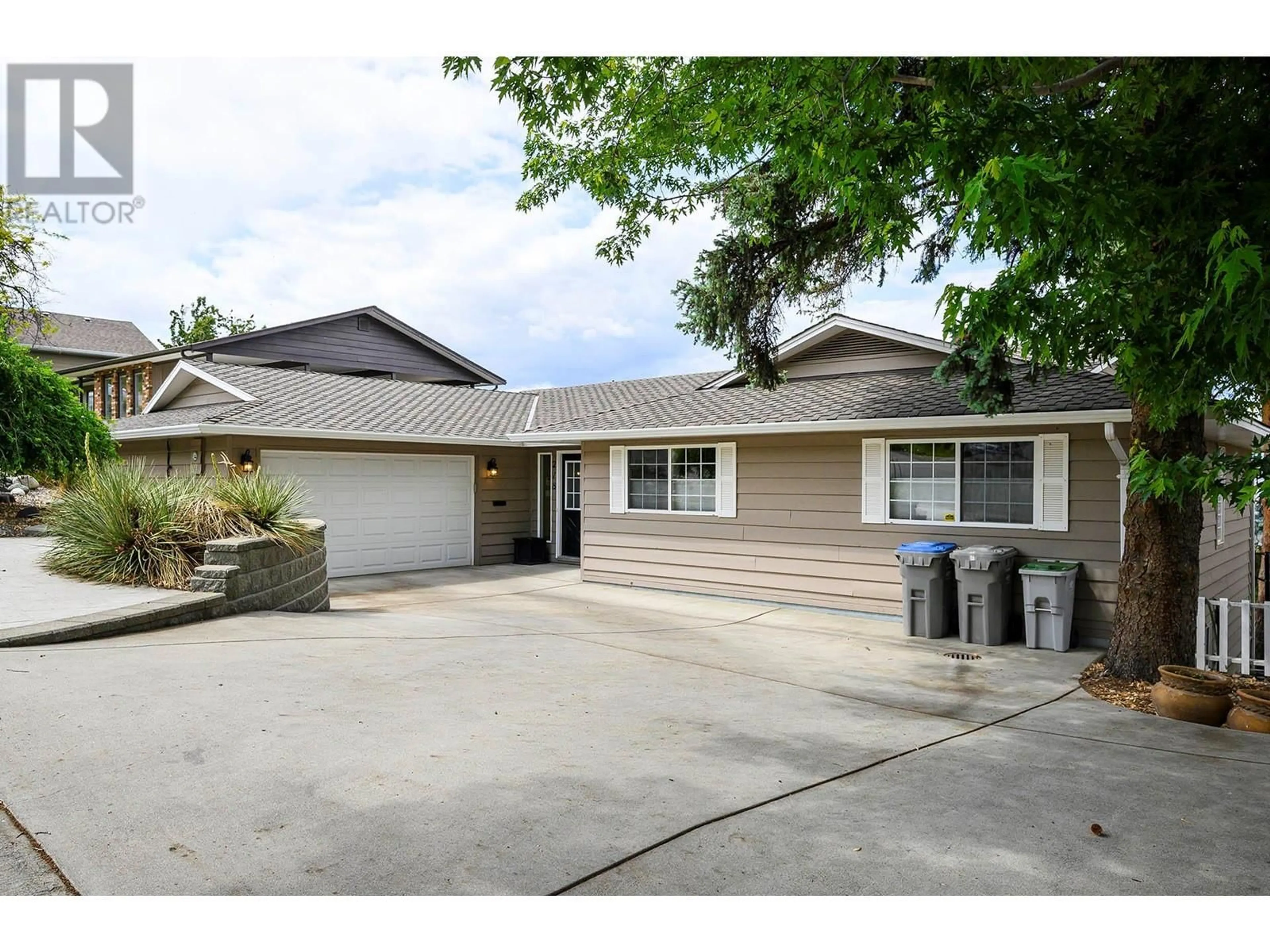 Home with vinyl exterior material, street for 218 BESTWICK DRIVE, Kamloops British Columbia V2C1M9