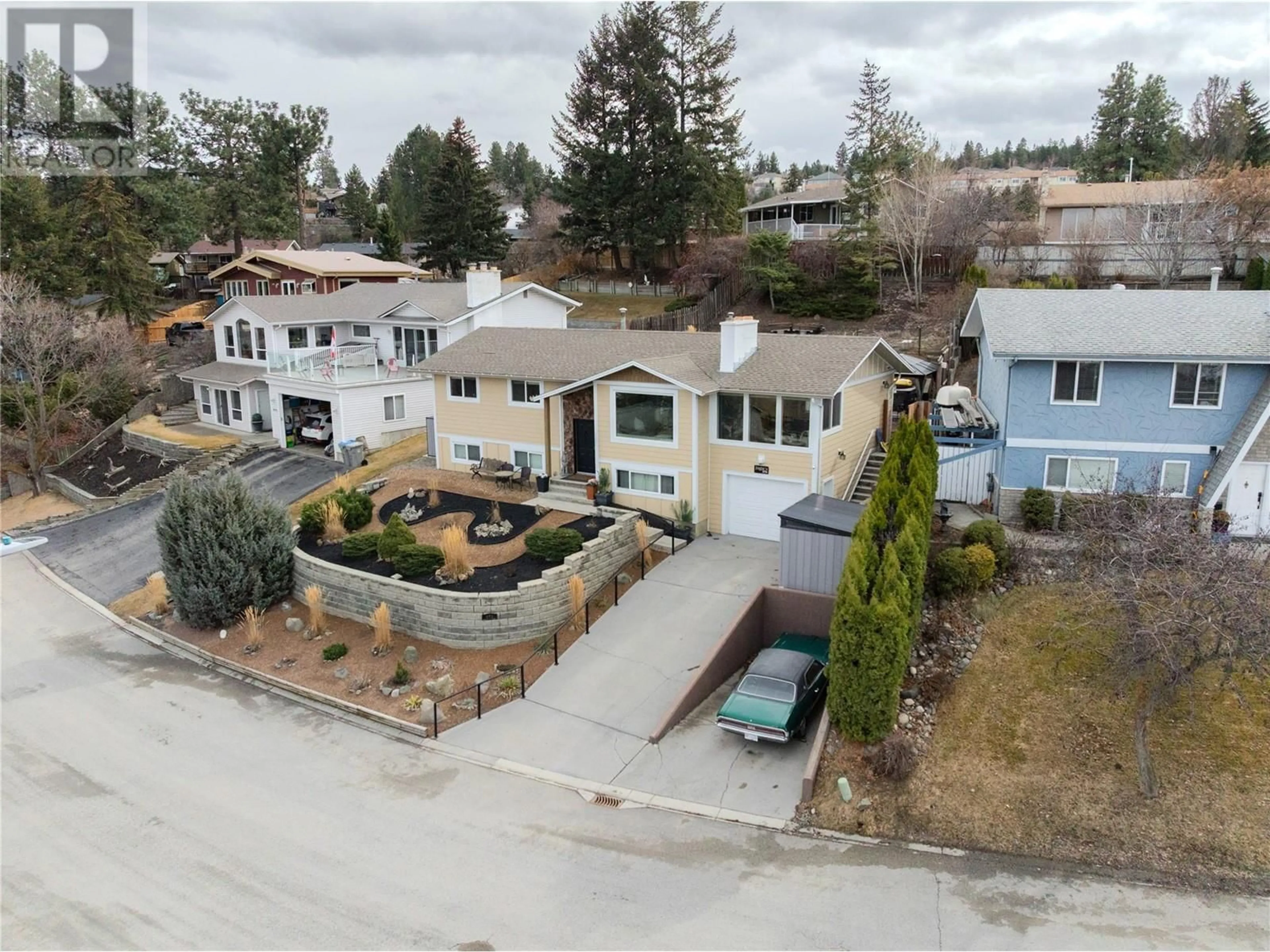 A pic from outside/outdoor area/front of a property/back of a property/a pic from drone, street for 878 GLENEAGLES DRIVE, Kamloops British Columbia V2E1K3