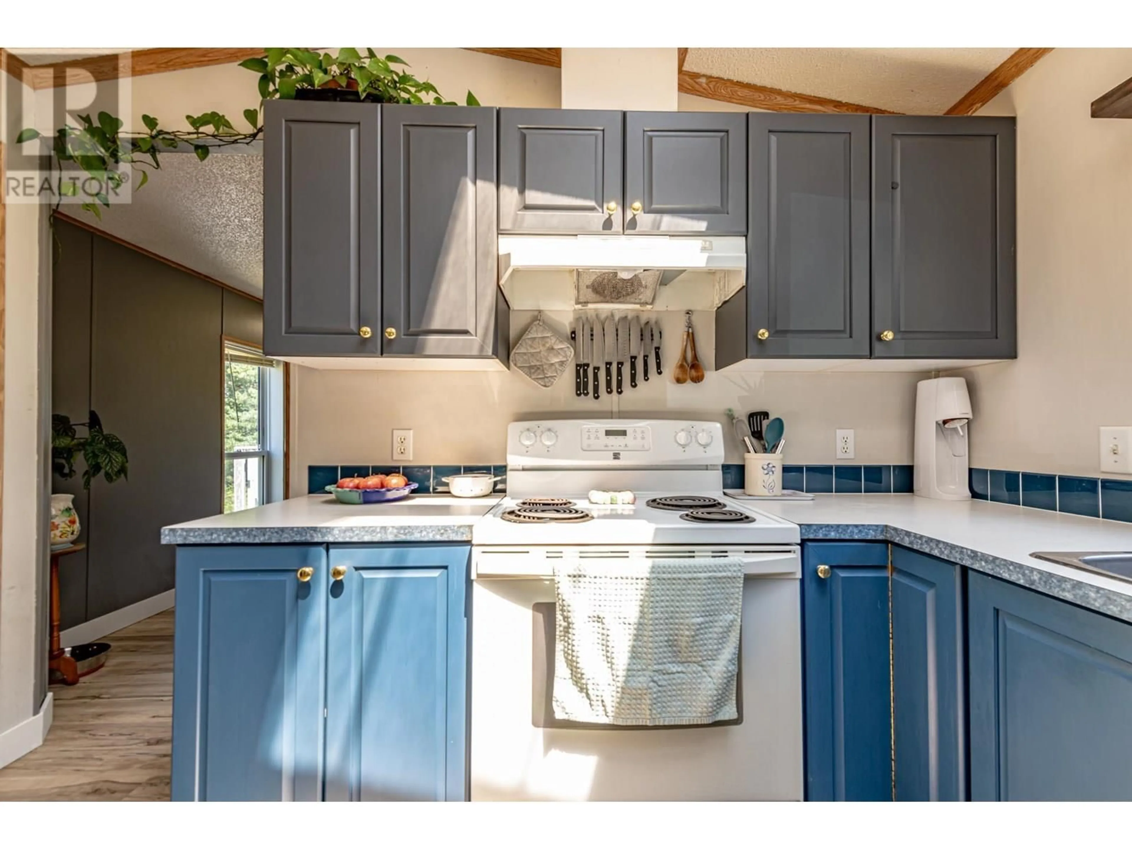 Open concept kitchen, ceramic/tile floor for 1905 AIRPORT ROAD, Salmo British Columbia V0G1Z0