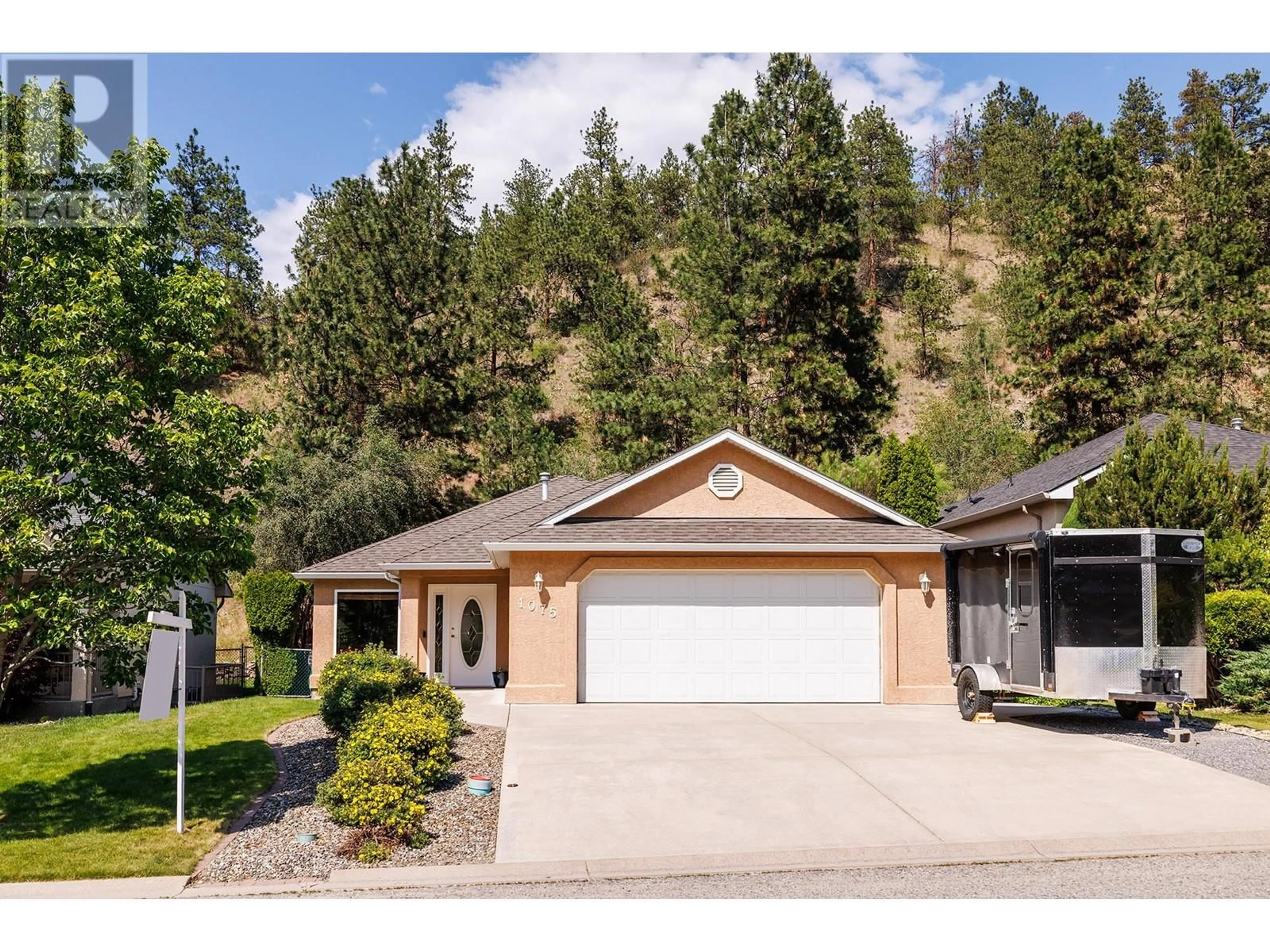 Home with vinyl exterior material, unknown for 1075 CHILCOTIN CRESCENT, Kelowna British Columbia V1V2L7
