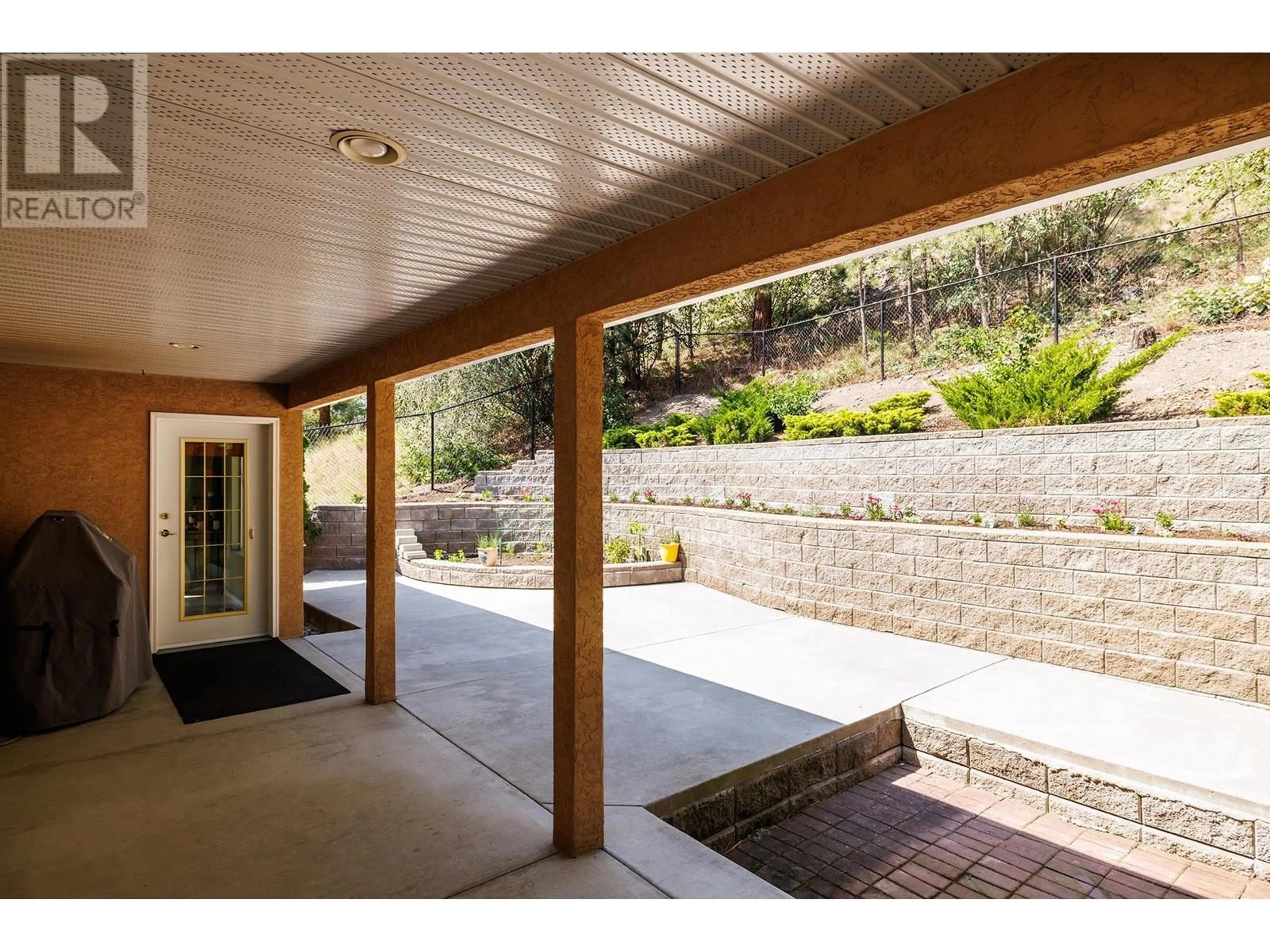 Patio, street for 1075 CHILCOTIN CRESCENT, Kelowna British Columbia V1V2L7