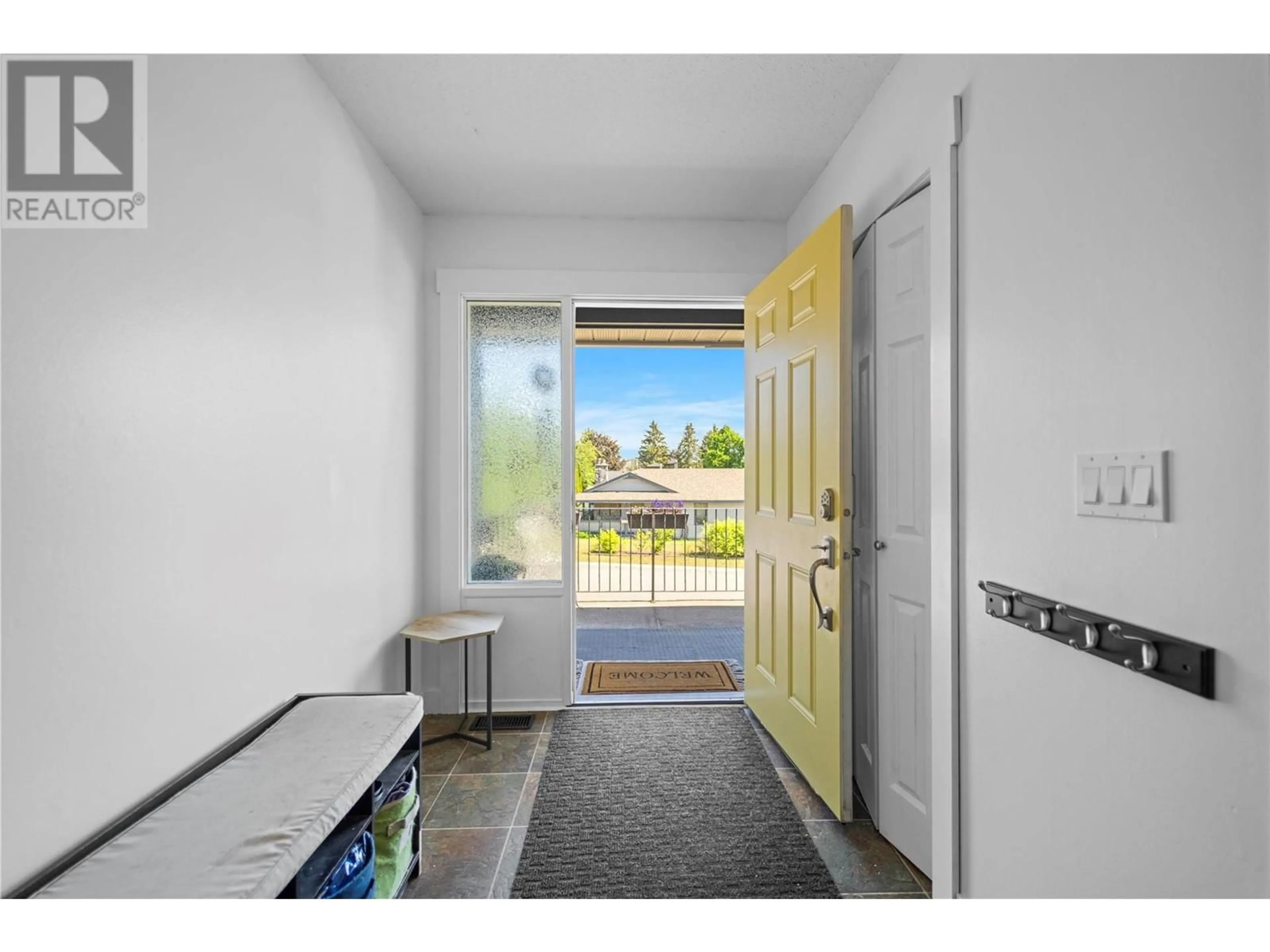 Indoor entryway for 593 BRAEMAR DRIVE, Kamloops British Columbia V1S1H6