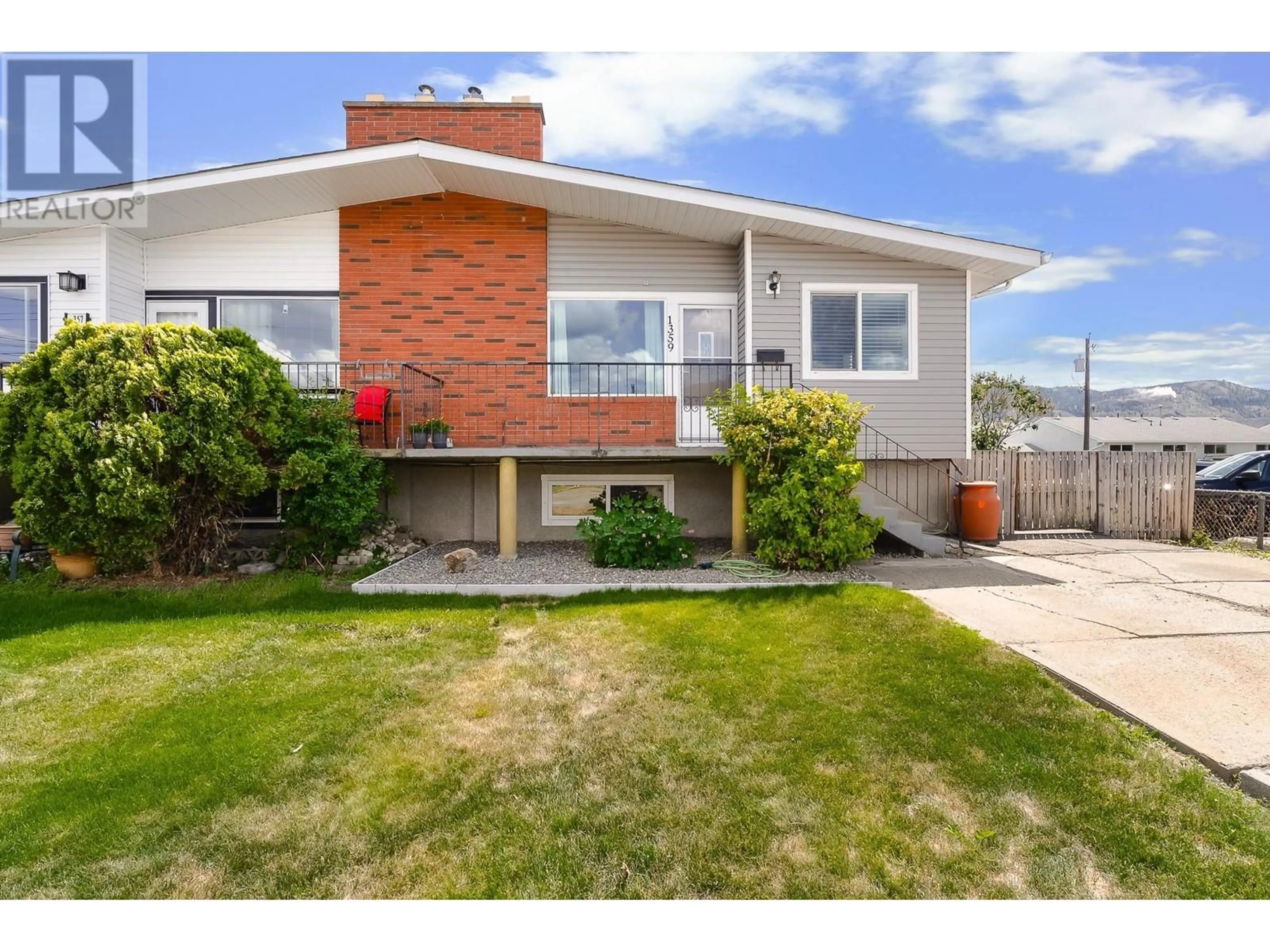 Home with vinyl exterior material, street for 1359 SHERBROOKE AVENUE, Kamloops British Columbia V2B1X1