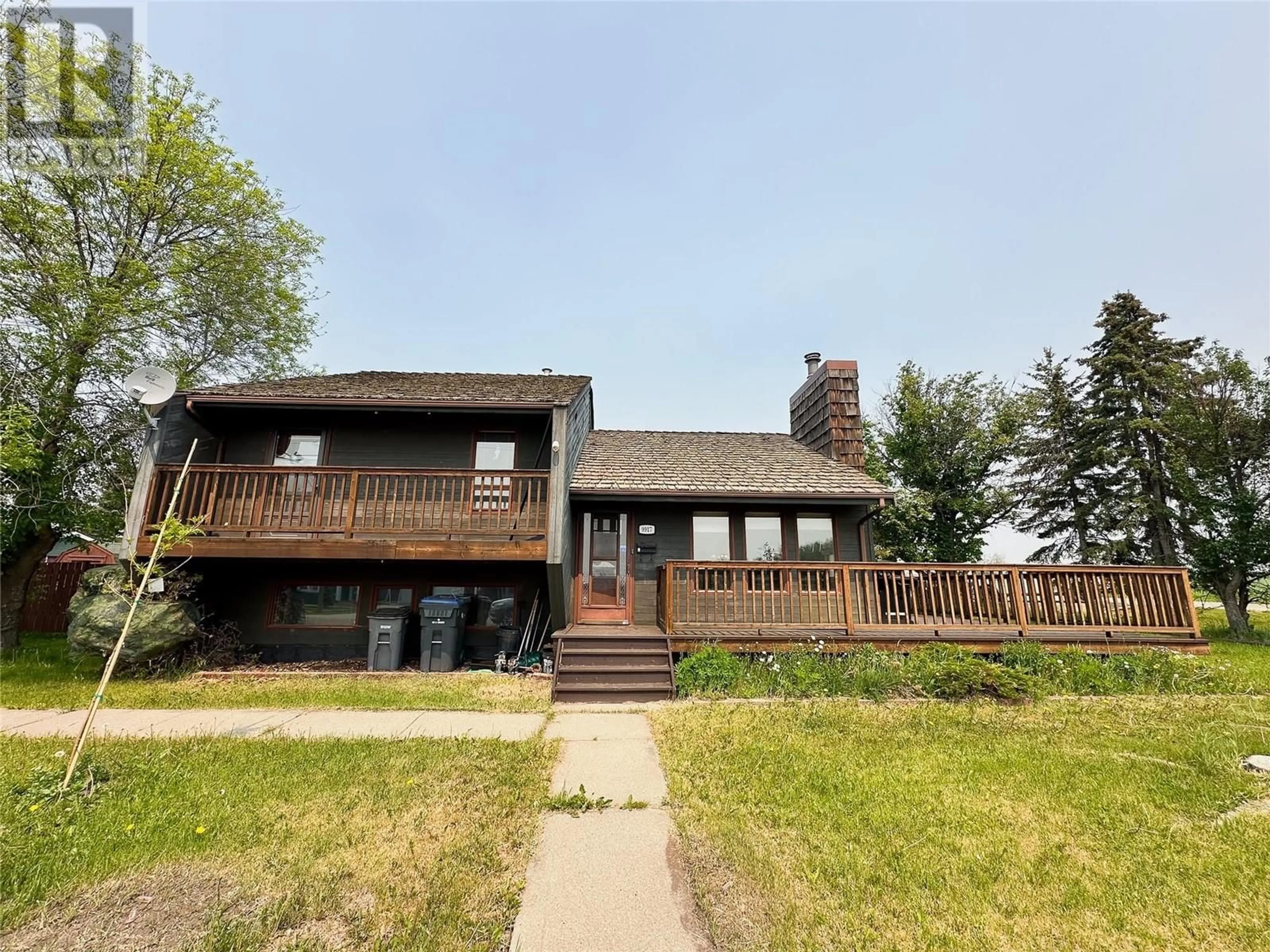 A pic from outside/outdoor area/front of a property/back of a property/a pic from drone, unknown for 9917 2 STREET, Dawson Creek British Columbia V1G3L1