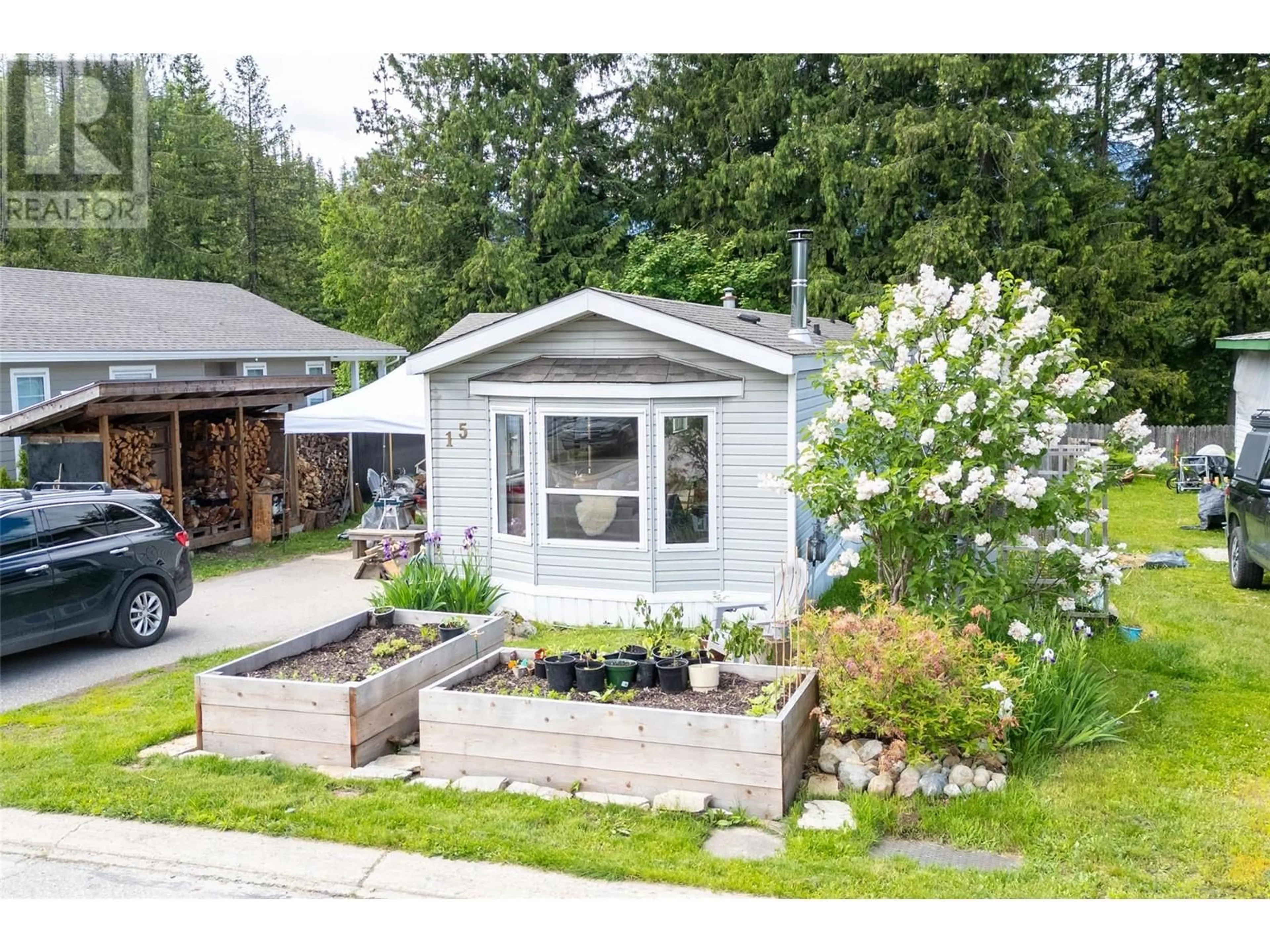 Home with vinyl exterior material, street for 15 JOHNSON WAY, Revelstoke British Columbia V0E2S1