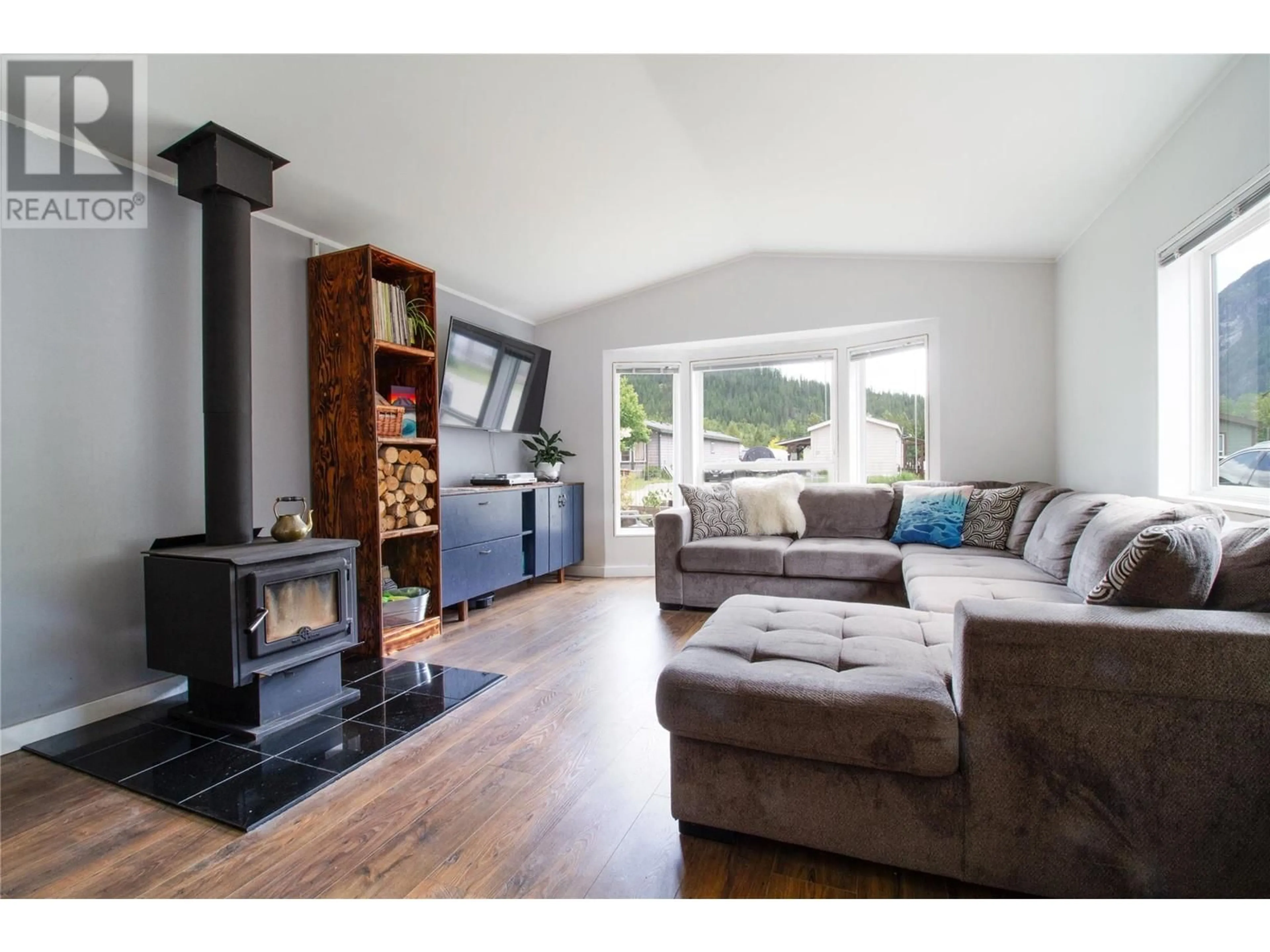 Living room with furniture, wood/laminate floor for 15 JOHNSON WAY, Revelstoke British Columbia V0E2S1
