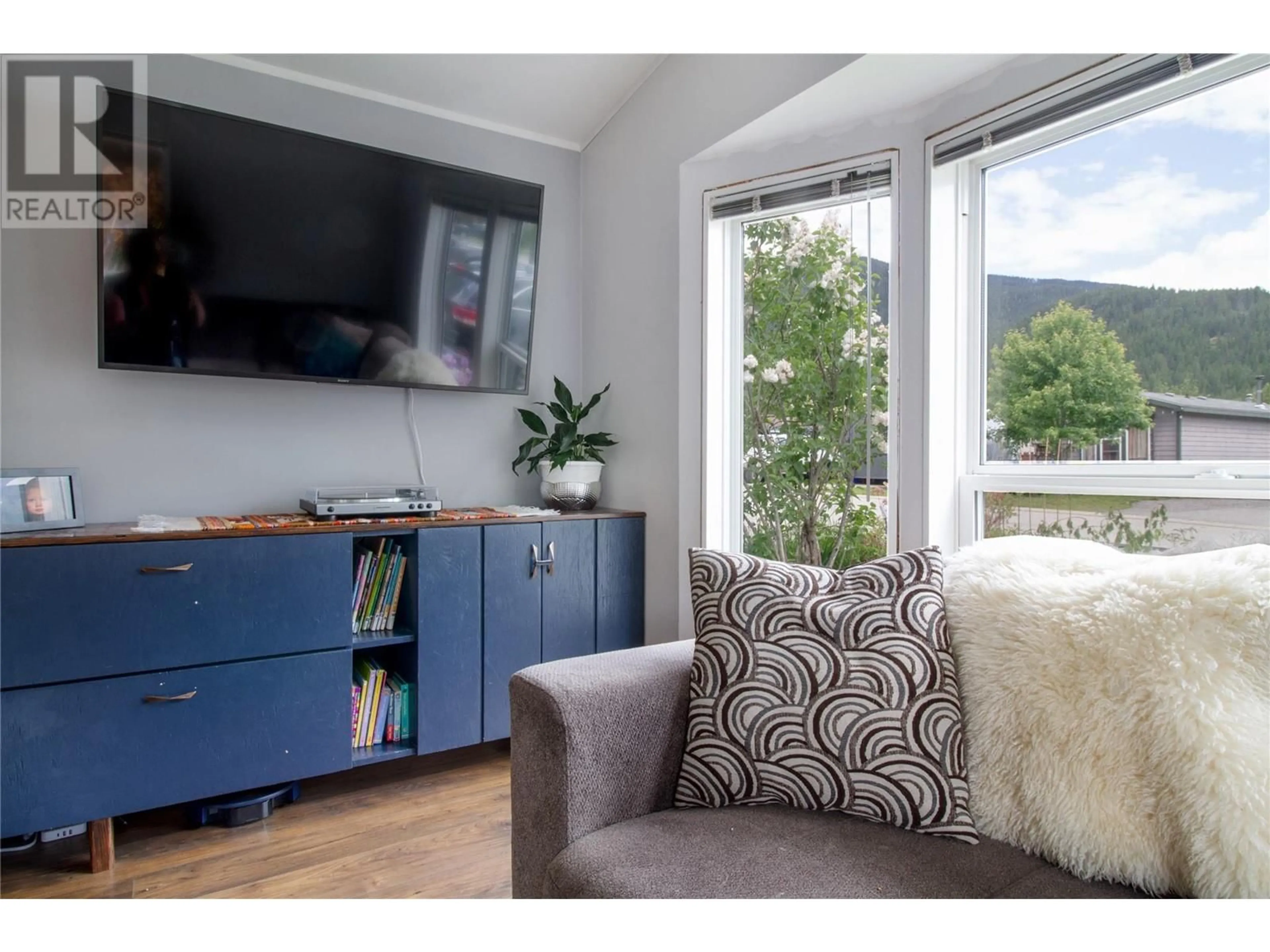 Living room with furniture, wood/laminate floor for 15 JOHNSON WAY, Revelstoke British Columbia V0E2S1