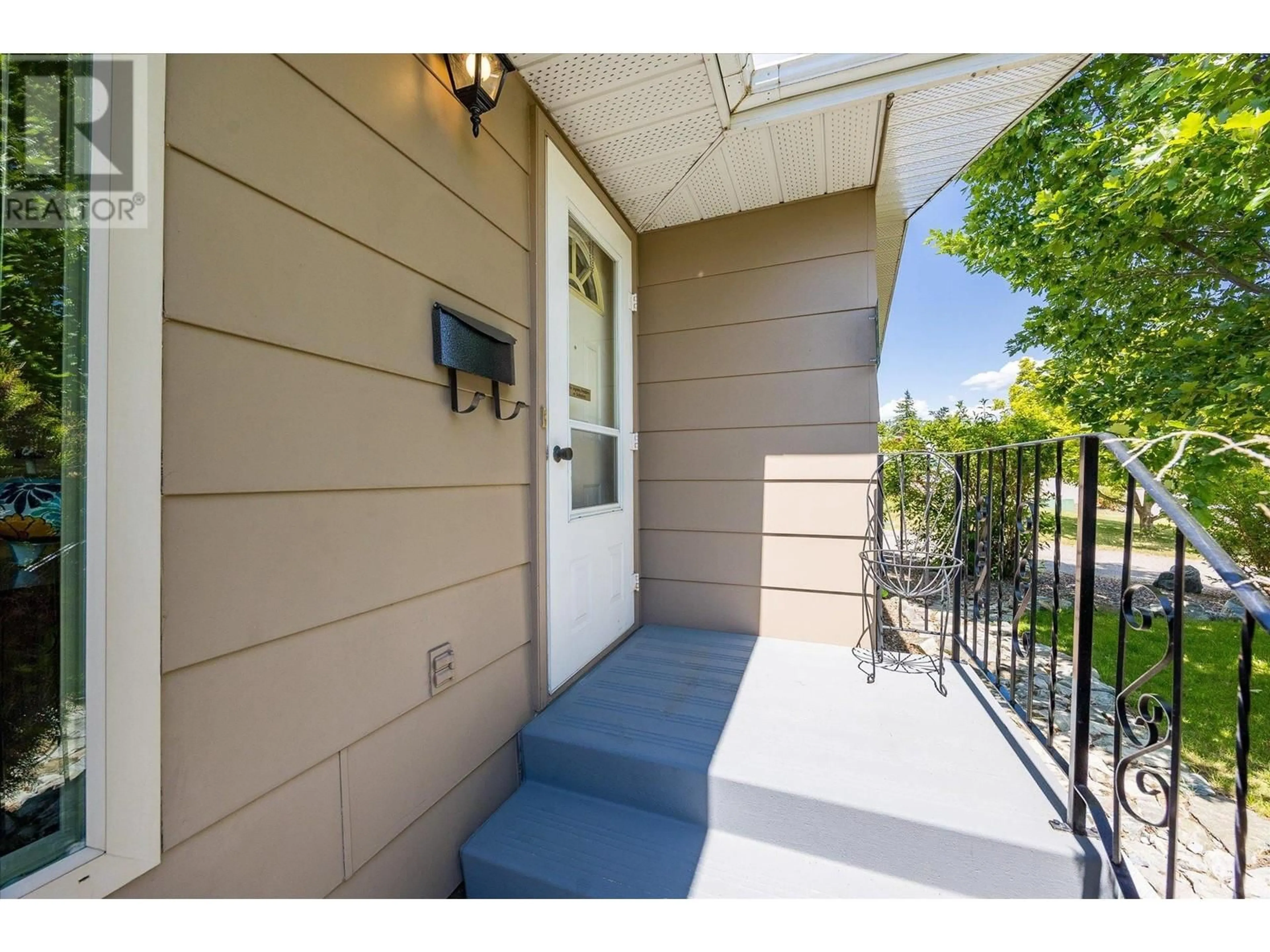 Indoor entryway for 872 LIBAN COURT, Kelowna British Columbia V1Y8B5