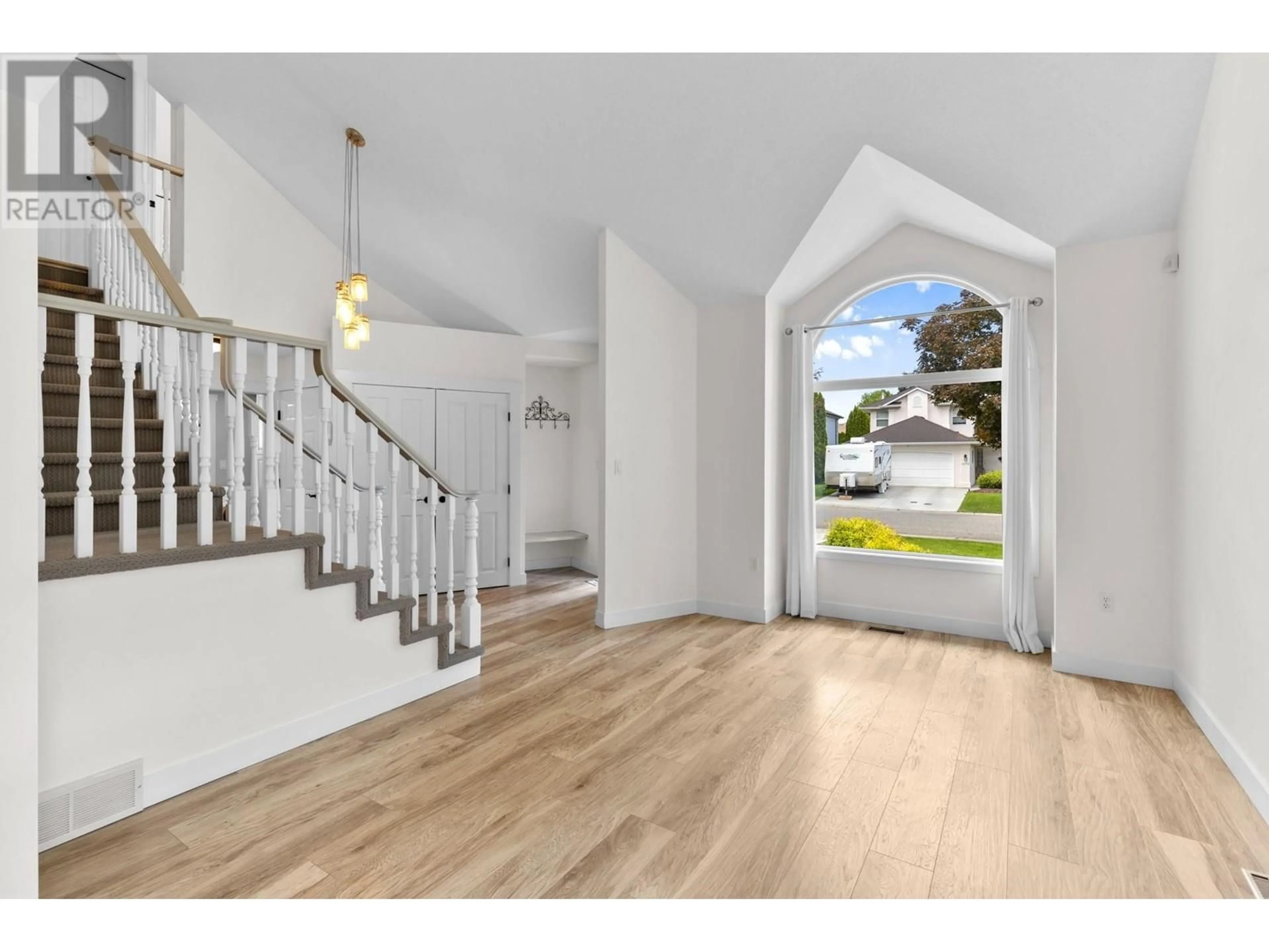 Indoor entryway for 1869 PORTHILL DRIVE, Kelowna British Columbia V1V1R9
