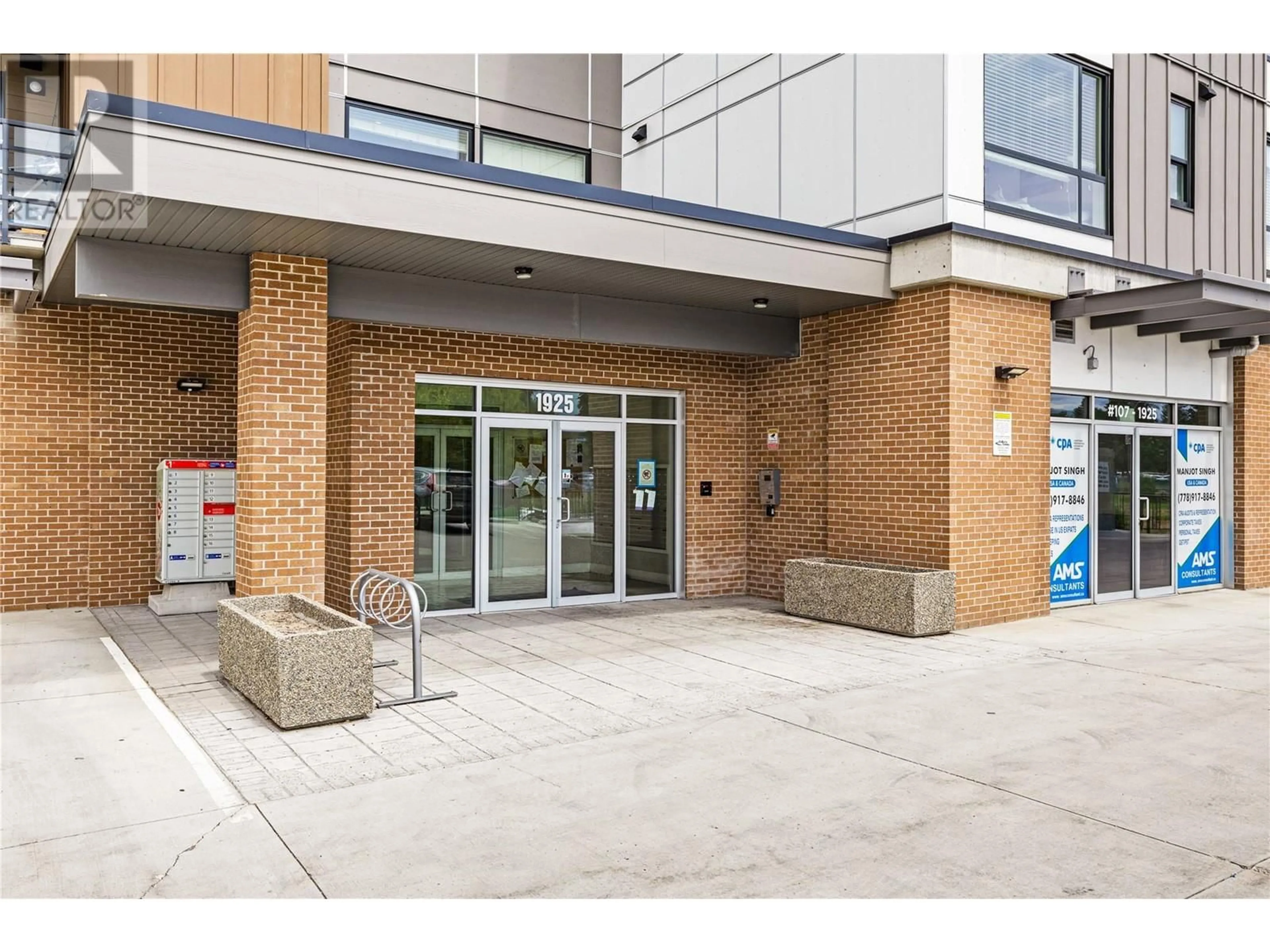 Indoor foyer for 304 - 1925 ENTERPRISE WAY, Kelowna British Columbia V1Y0J8