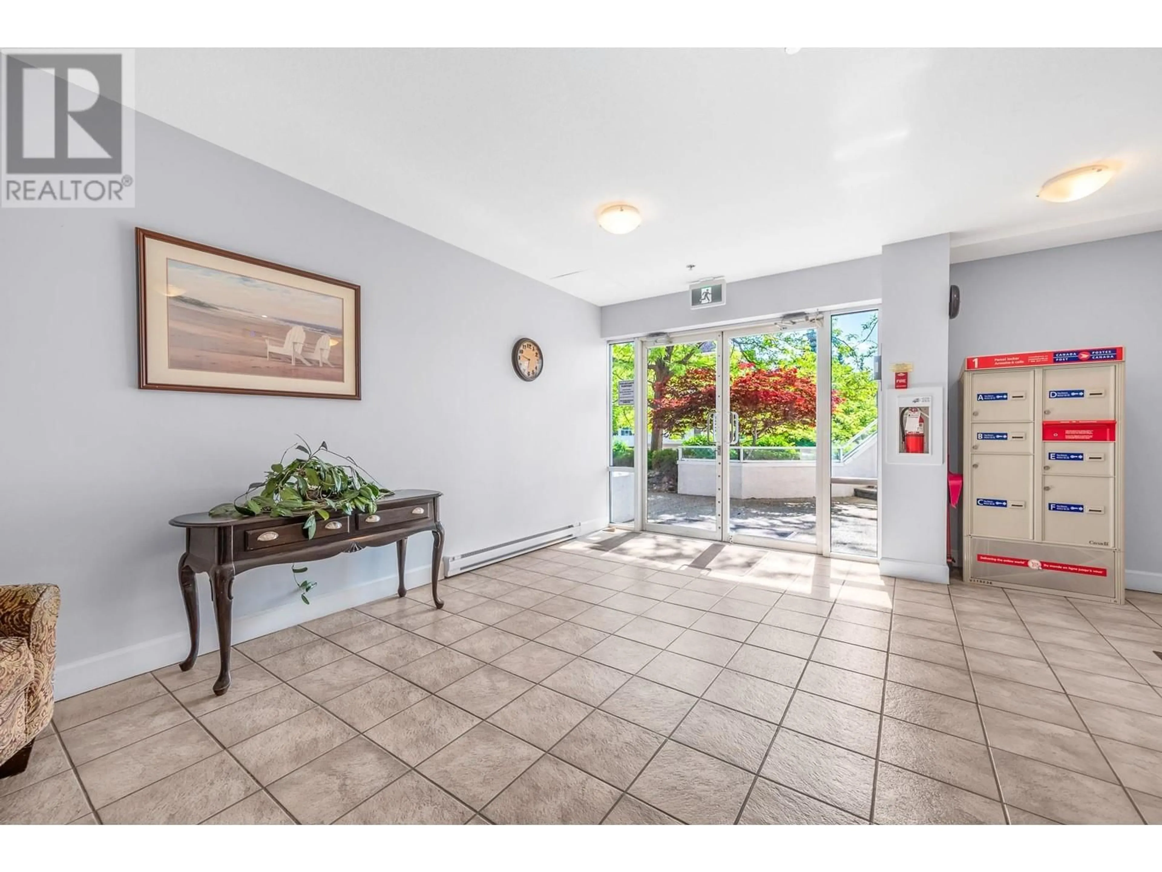 Indoor foyer for 408 - 3320 CENTENNIAL DRIVE, Vernon British Columbia V1T9M4