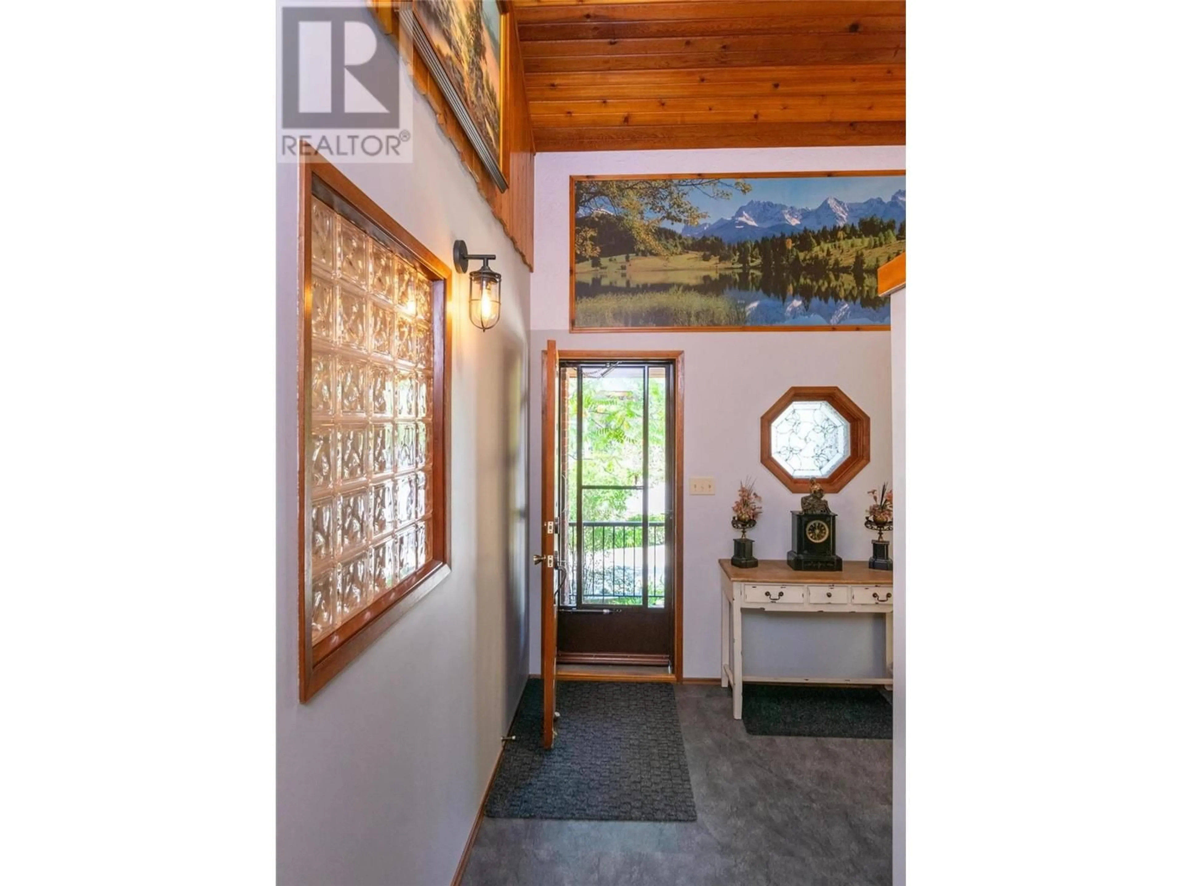 Indoor foyer for 2464 WAVERLY DRIVE, Blind Bay British Columbia V0E2W0