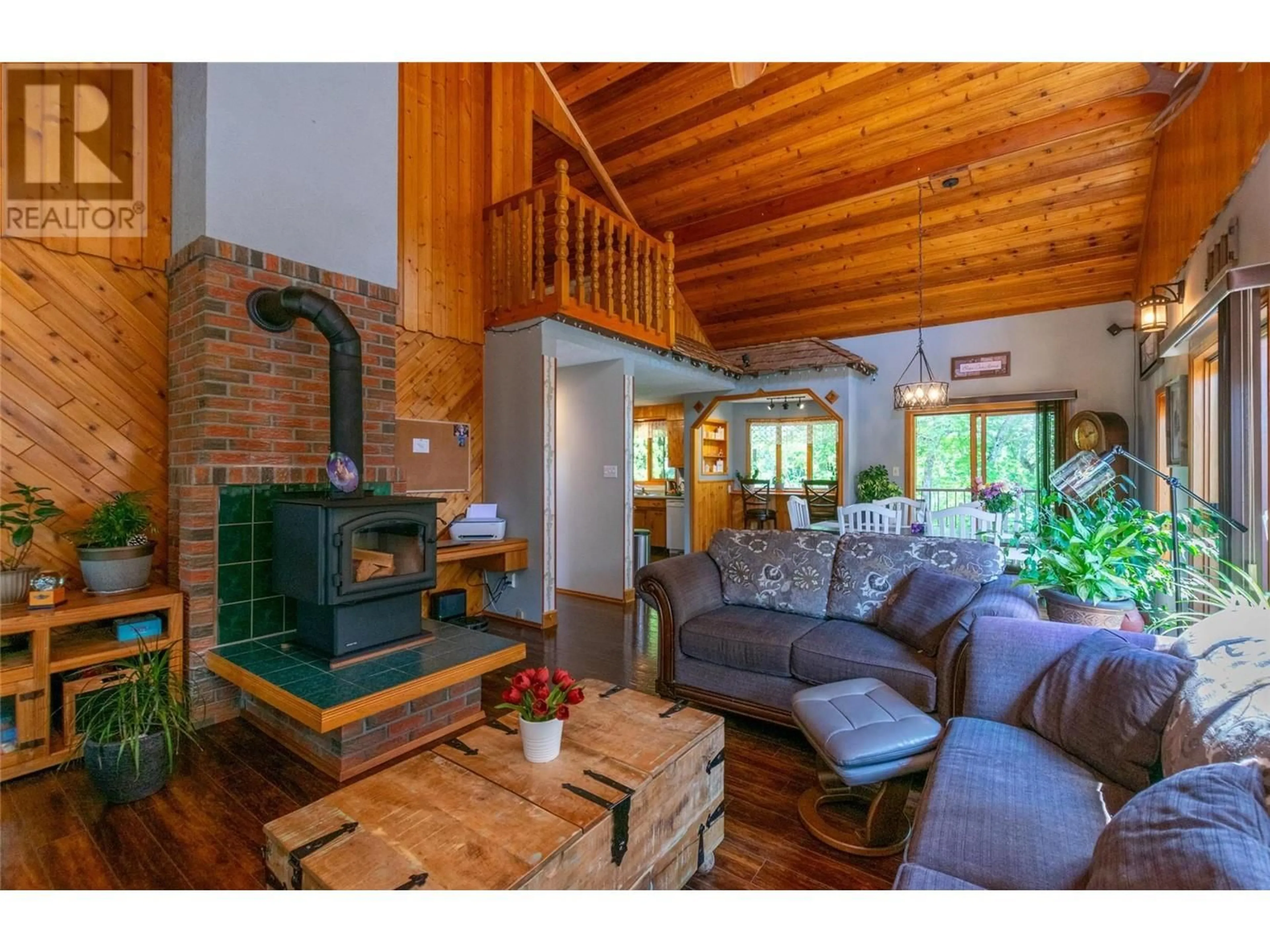 Living room with furniture, unknown for 2464 WAVERLY DRIVE, Blind Bay British Columbia V0E2W0