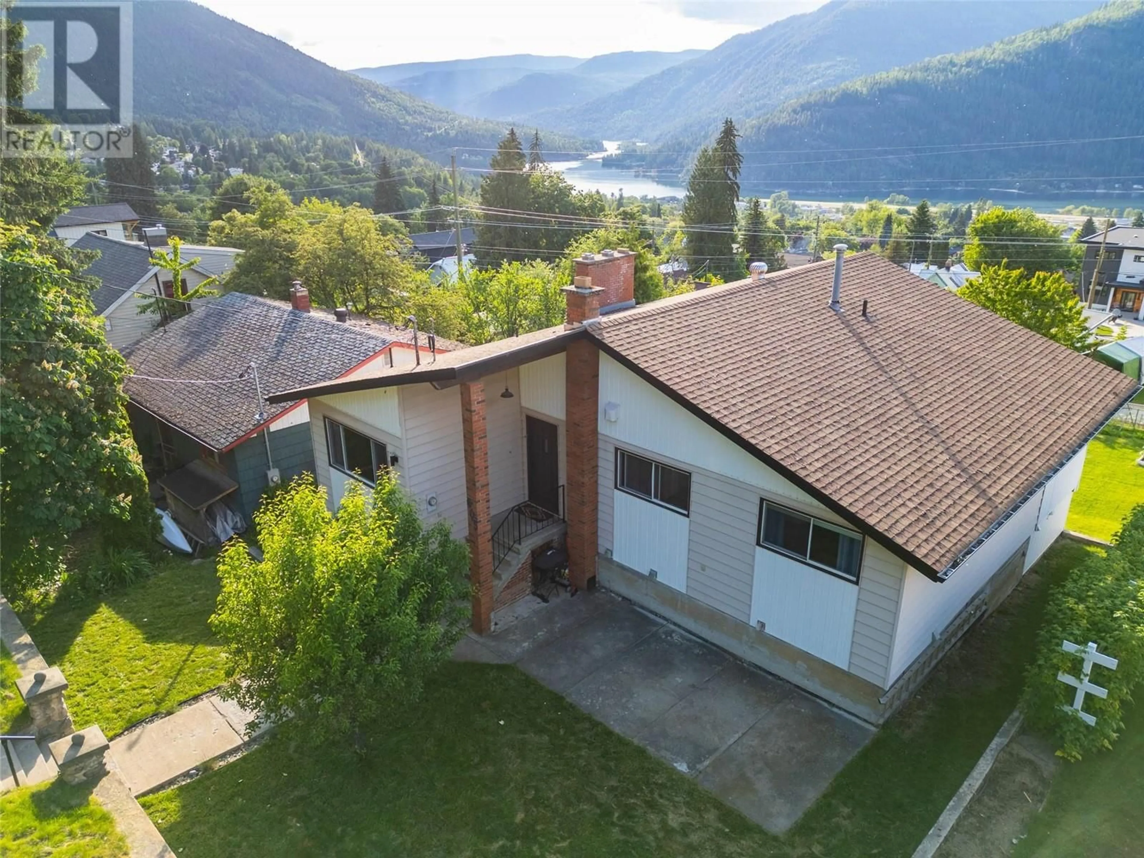 A pic from outside/outdoor area/front of a property/back of a property/a pic from drone, water/lake/river/ocean view for 605 RICHARDS STREET, Nelson British Columbia V1L5J7