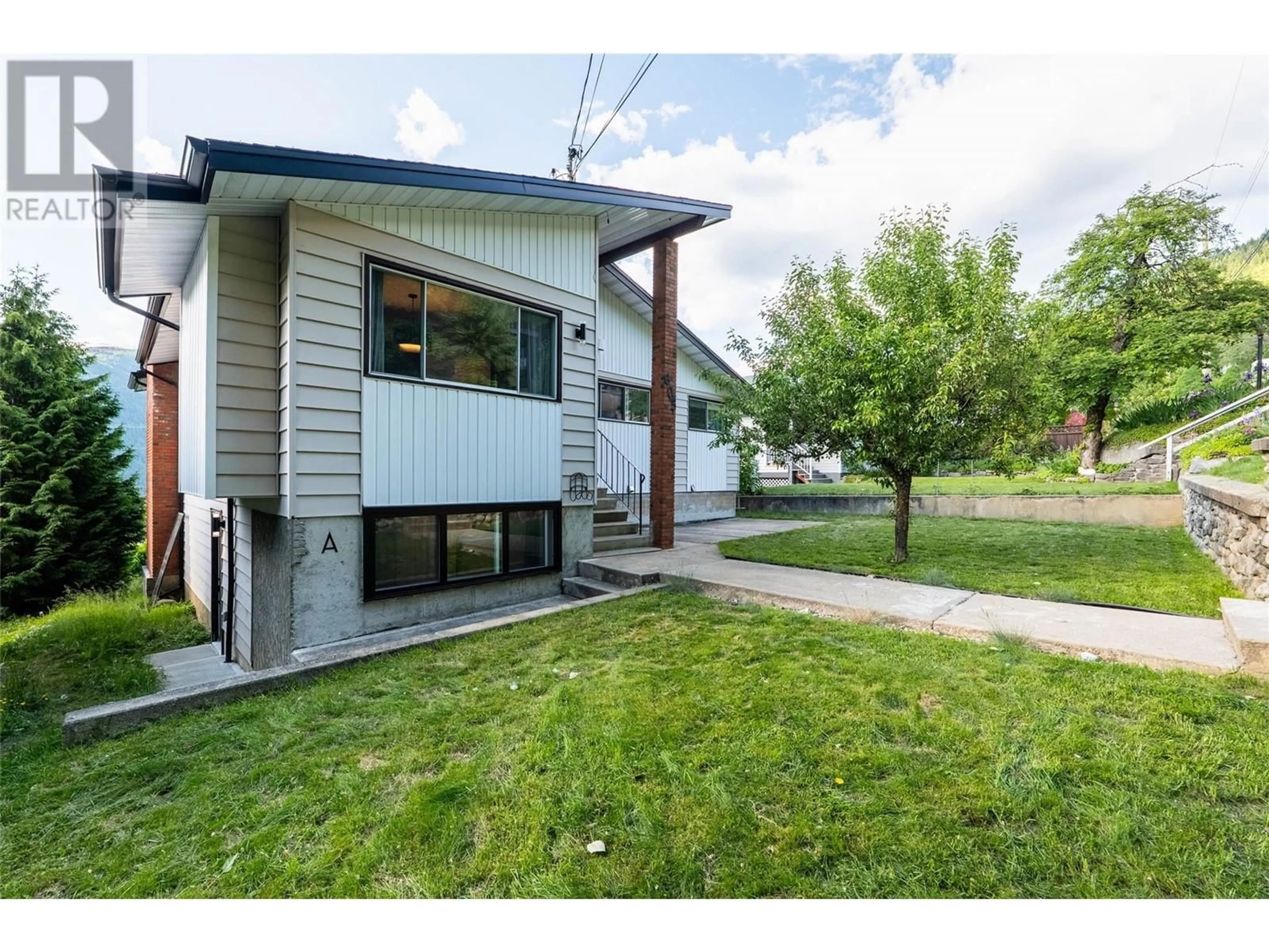 Home with vinyl exterior material, street for 605 RICHARDS STREET, Nelson British Columbia V1L5J7