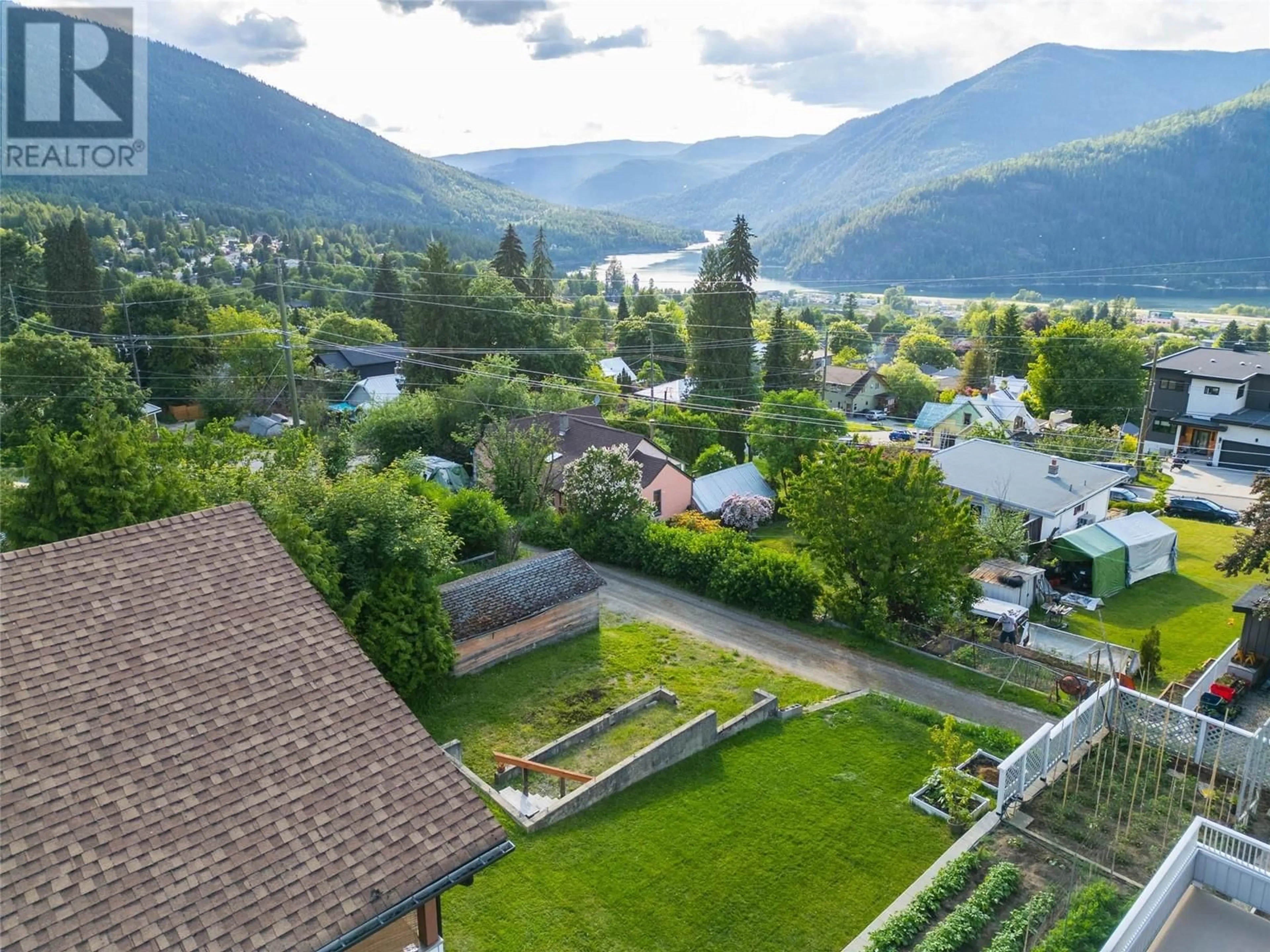 A pic from outside/outdoor area/front of a property/back of a property/a pic from drone, mountain view for 605 RICHARDS STREET, Nelson British Columbia V1L5J7